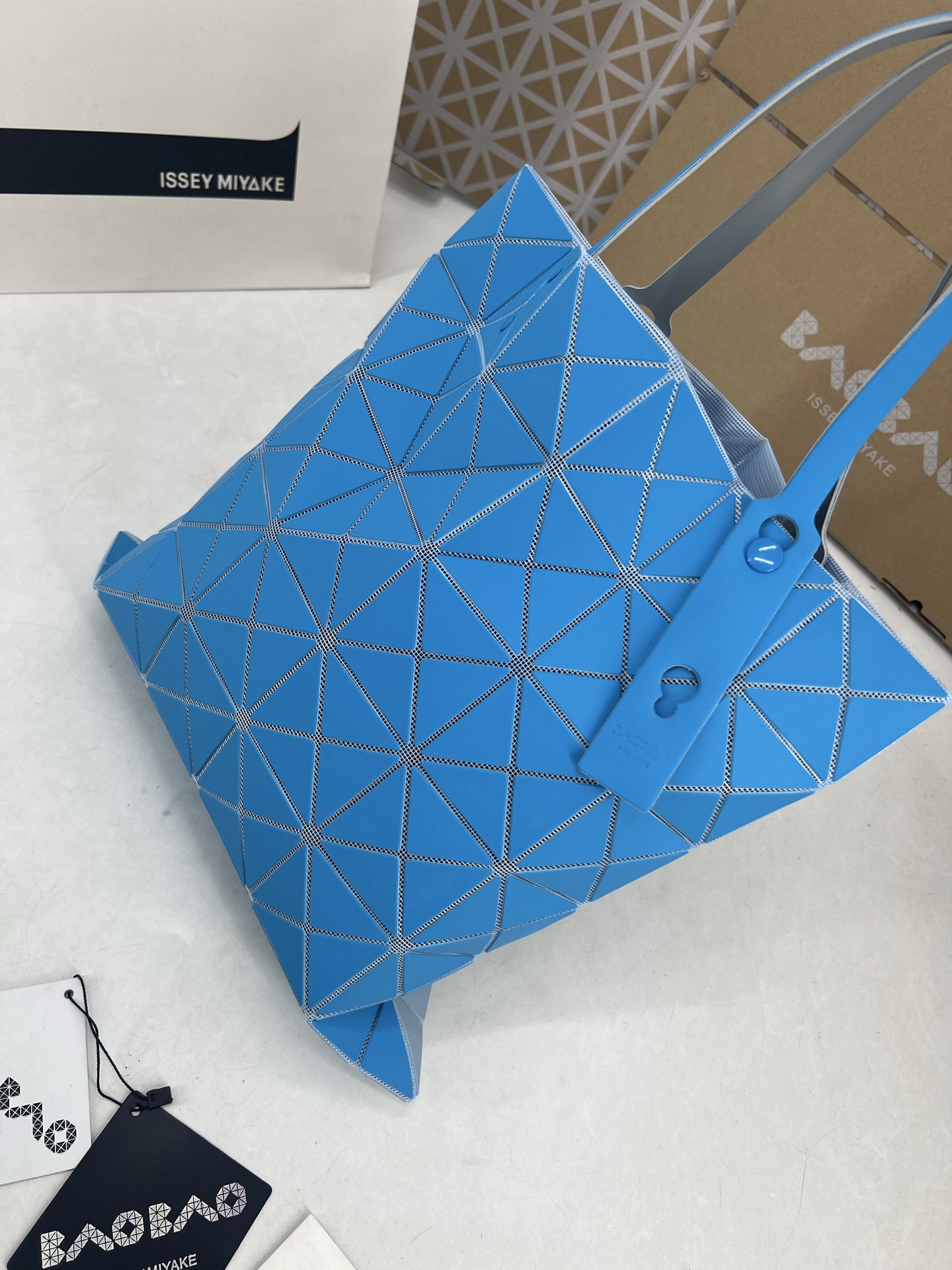 Issey Miyake ～三宅一生 7月新款6格彩色五金拼色 托特包采用哑光面料纹理材料制成 于前后两面施以同色系的两种颜色