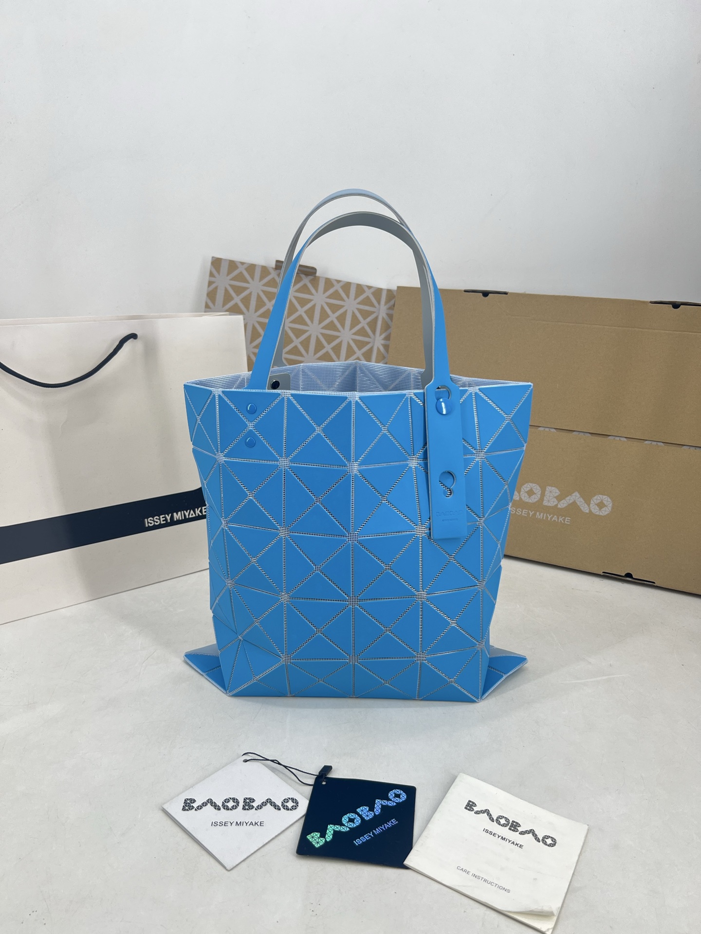 Issey Miyake ～三宅一生 7月新款6格彩色五金拼色 托特包采用哑光面料纹理材料制成 于前后两面施以同色系的两种颜色