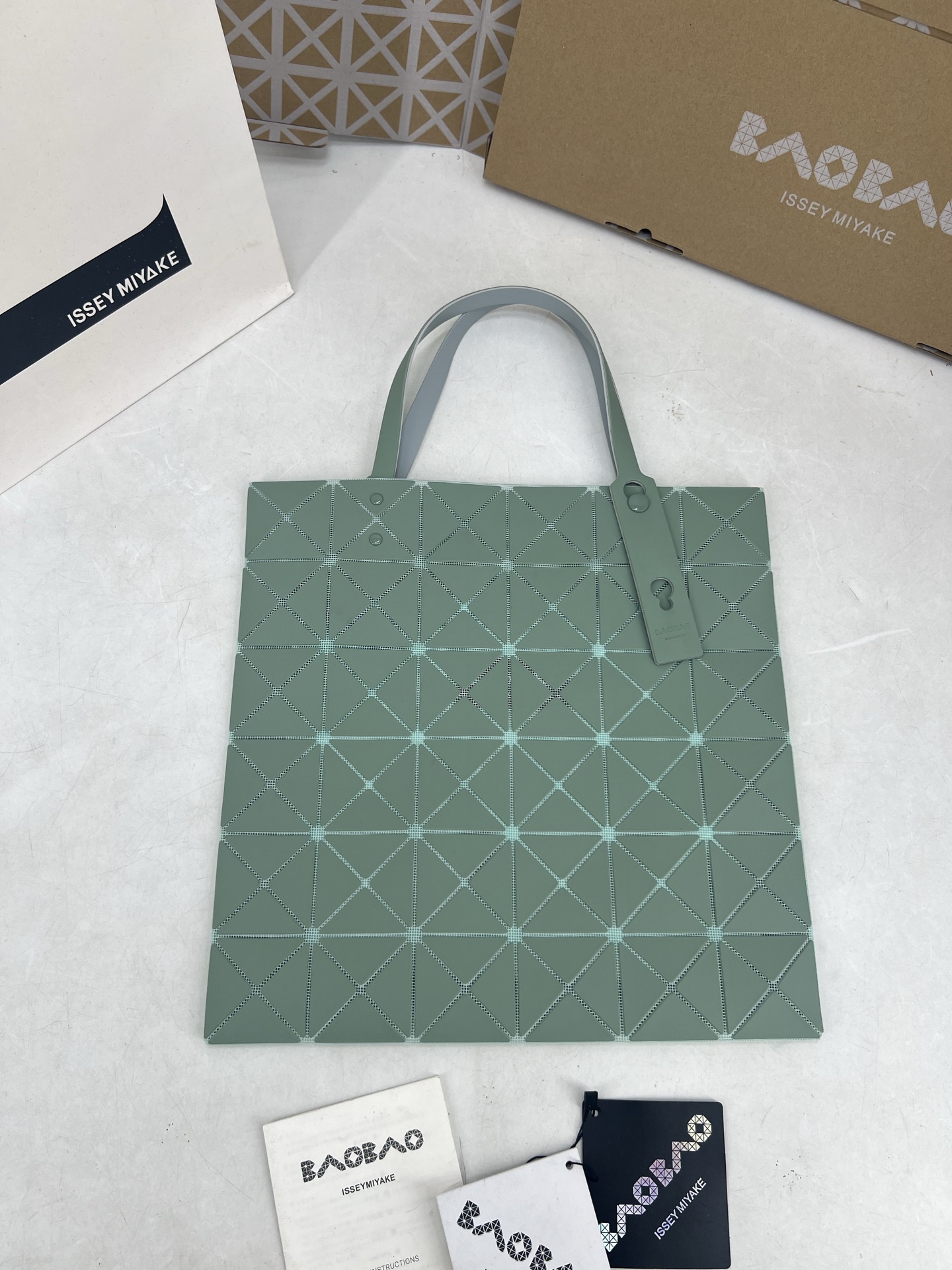 Issey Miyake ～三宅一生 7月新款6格彩色五金拼色 托特包采用哑光面料纹理材料制成 于前后两面施以同色系的两种颜色