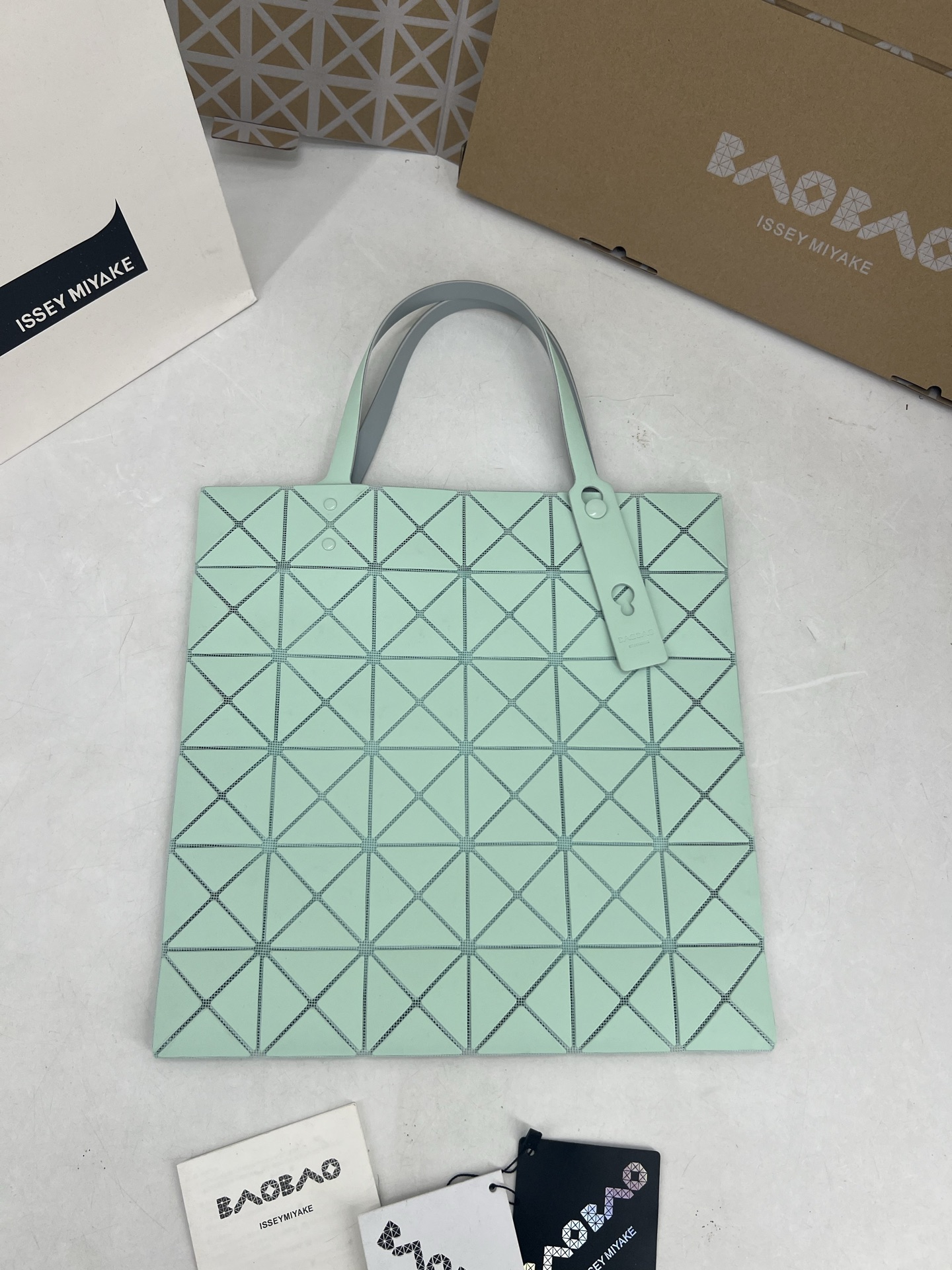 Issey Miyake ～三宅一生 7月新款6格彩色五金拼色 托特包采用哑光面料纹理材料制成 于前后两面施以同色系的两种颜色