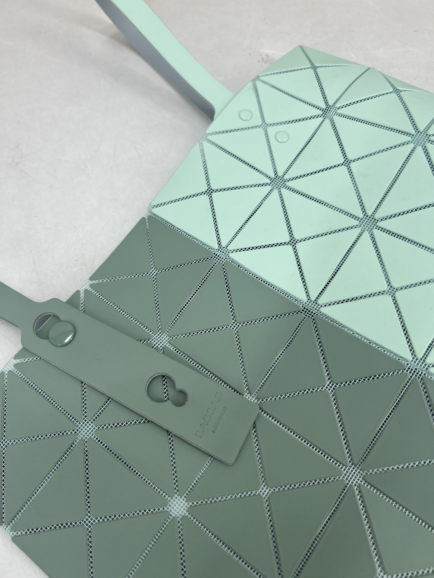 Issey Miyake ～三宅一生 7月新款6格彩色五金拼色 托特包采用哑光面料纹理材料制成 于前后两面施以同色系的两种颜色