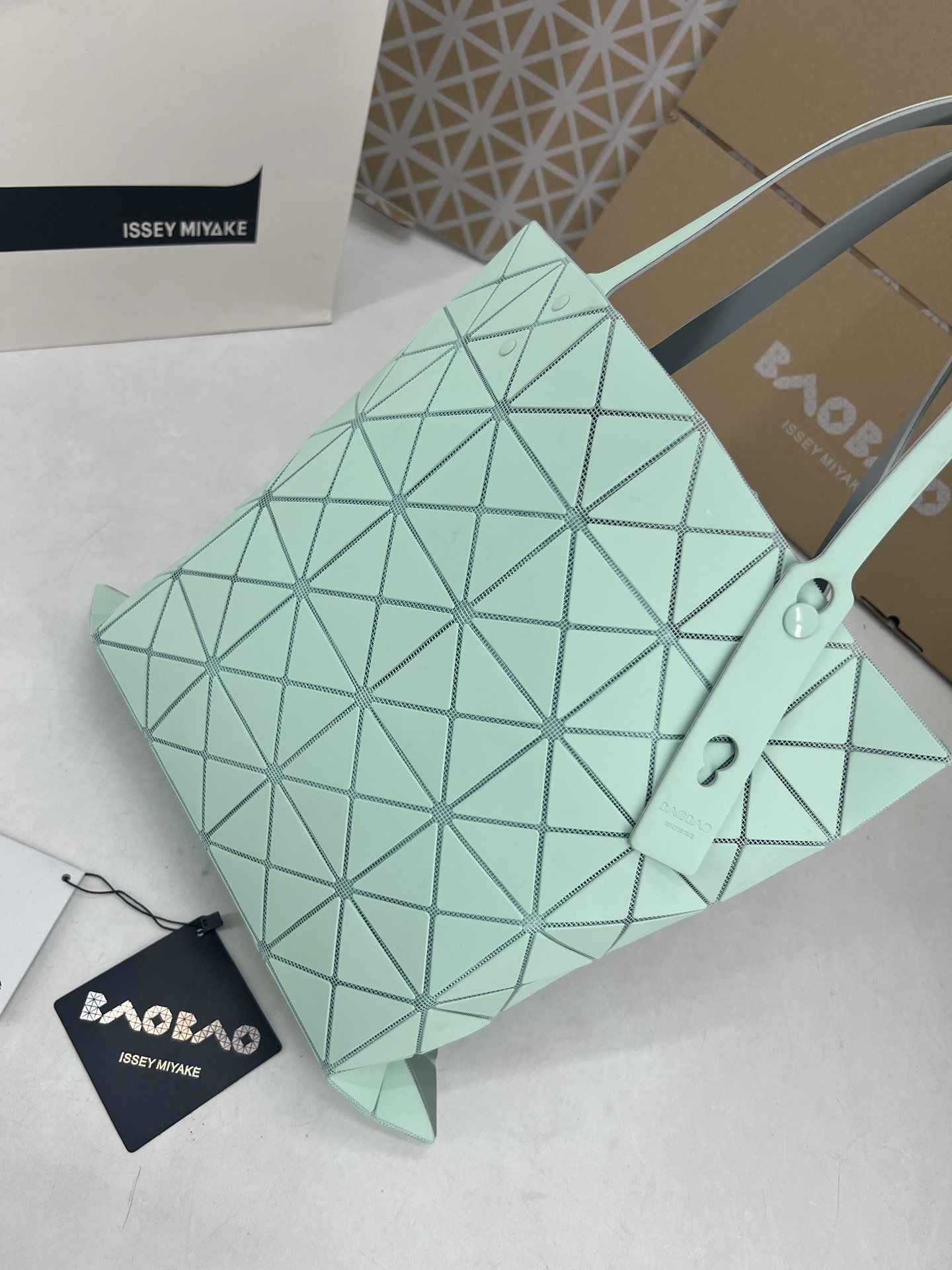 Issey Miyake ～三宅一生 7月新款6格彩色五金拼色 托特包采用哑光面料纹理材料制成 于前后两面施以同色系的两种颜色