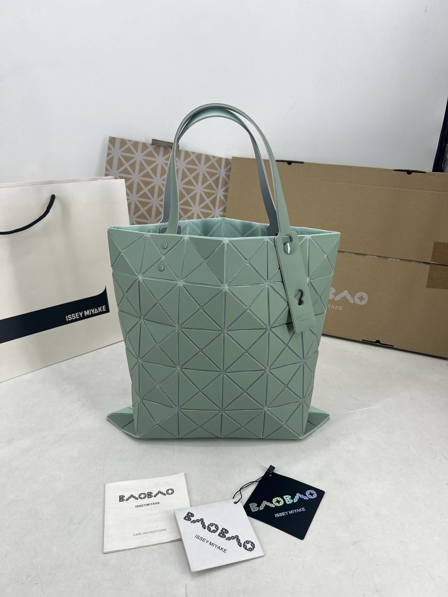 Issey Miyake ～三宅一生 7月新款6格彩色五金拼色 托特包采用哑光面料纹理材料制成 于前后两面施以同色系的两种颜色