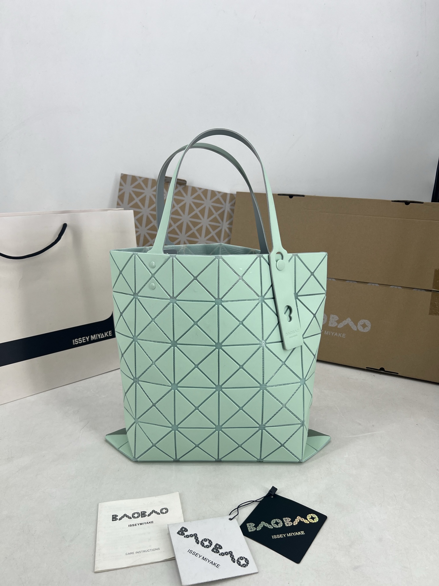 Issey Miyake ～三宅一生 7月新款6格彩色五金拼色 托特包采用哑光面料纹理材料制成 于前后两面施以同色系的两种颜色