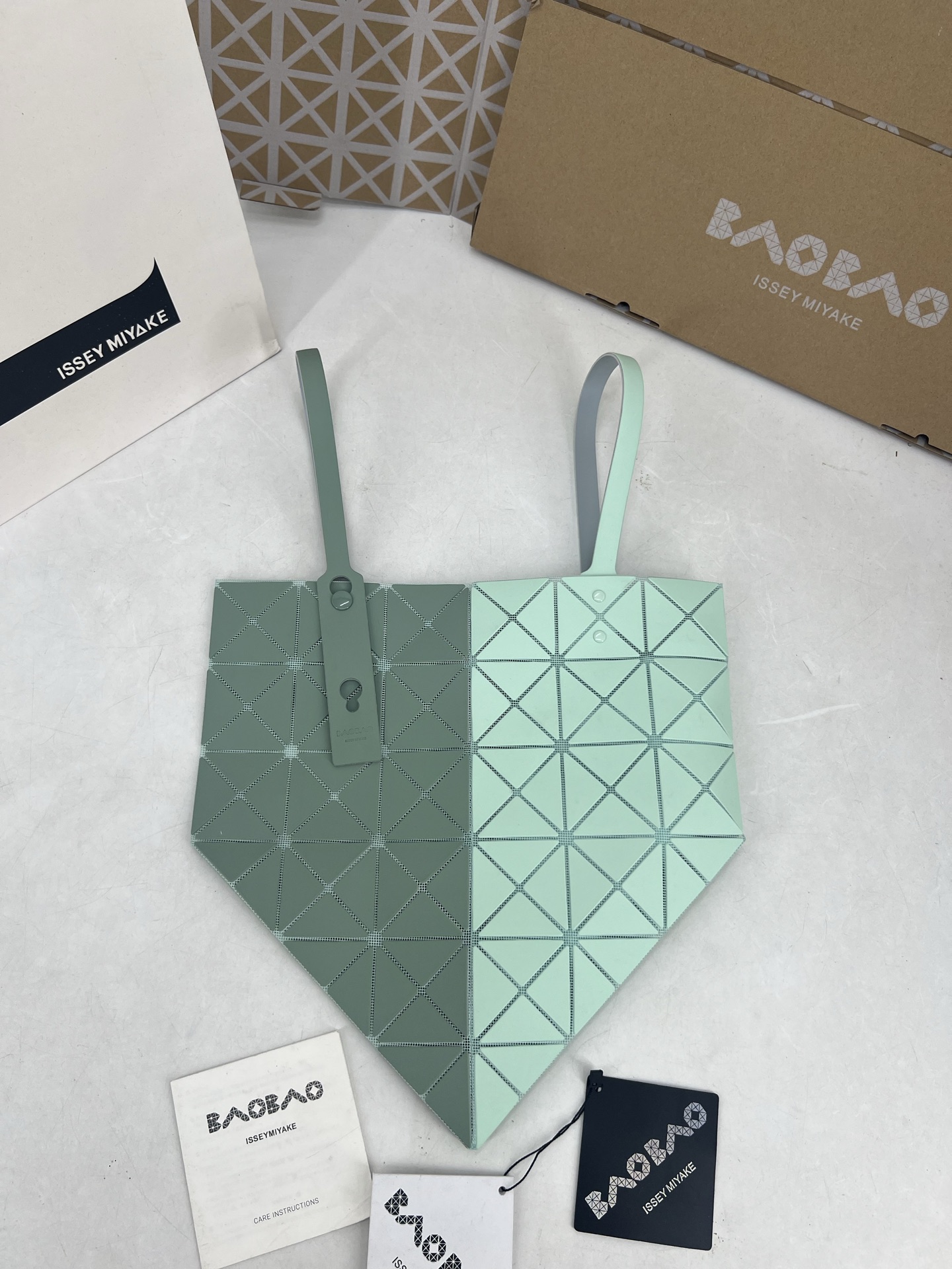 Issey Miyake ～三宅一生 7月新款6格彩色五金拼色 托特包采用哑光面料纹理材料制成 于前后两面施以同色系的两种颜色