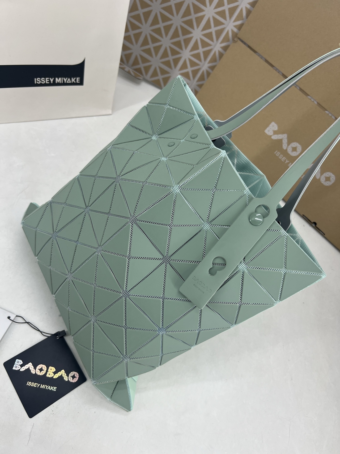 Issey Miyake ～三宅一生 7月新款6格彩色五金拼色 托特包采用哑光面料纹理材料制成 于前后两面施以同色系的两种颜色