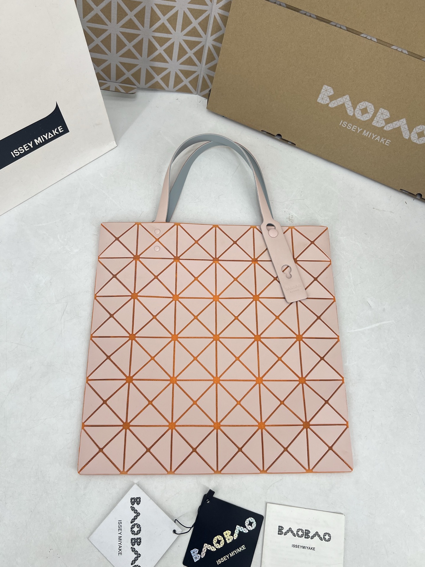 Issey Miyake ～三宅一生 7月新款6格彩色五金拼色 托特包采用哑光面料纹理材料制成 于前后两面施以同色系的两种颜色