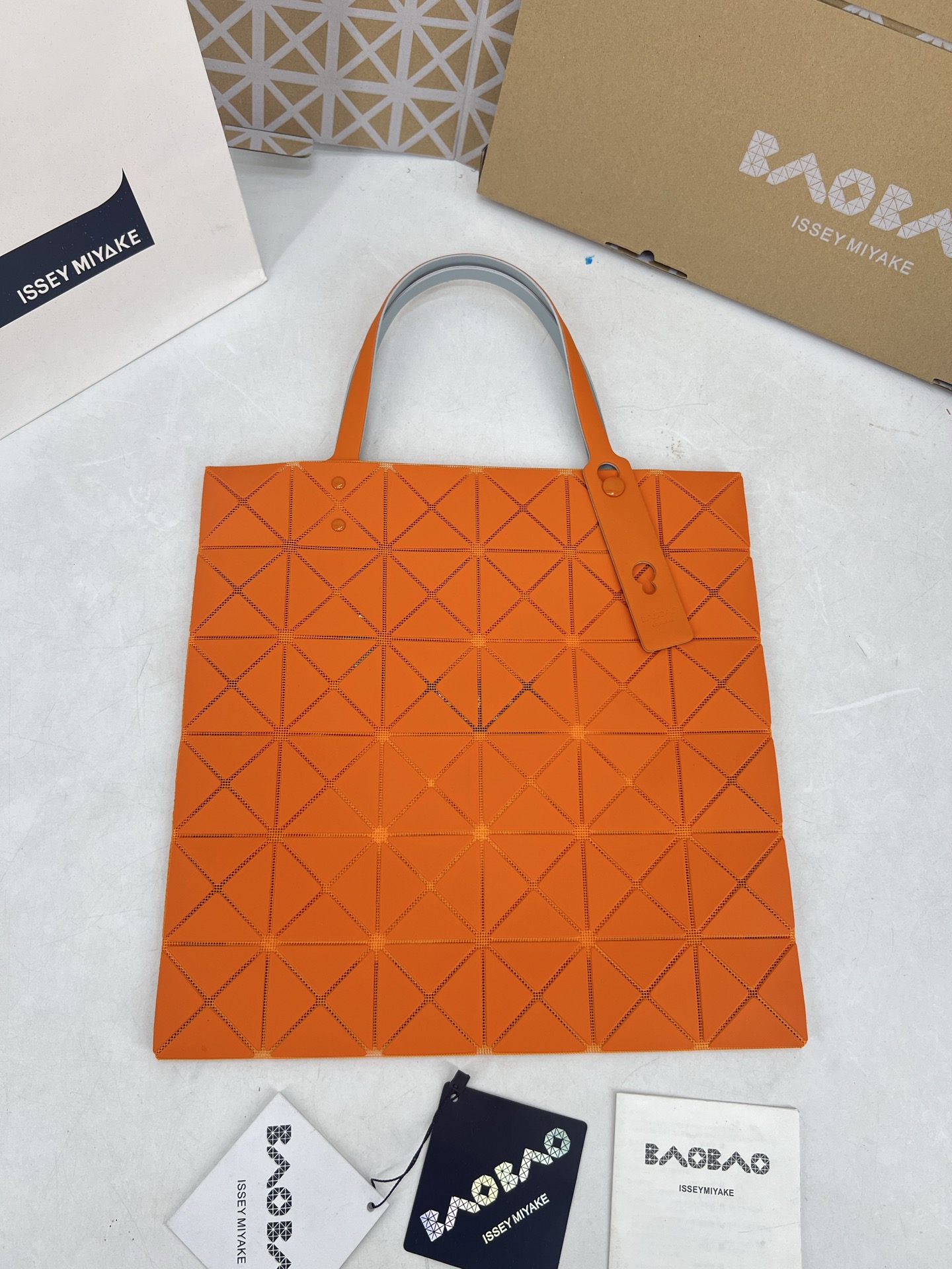 Issey Miyake ～三宅一生 7月新款6格彩色五金拼色 托特包采用哑光面料纹理材料制成 于前后两面施以同色系的两种颜色