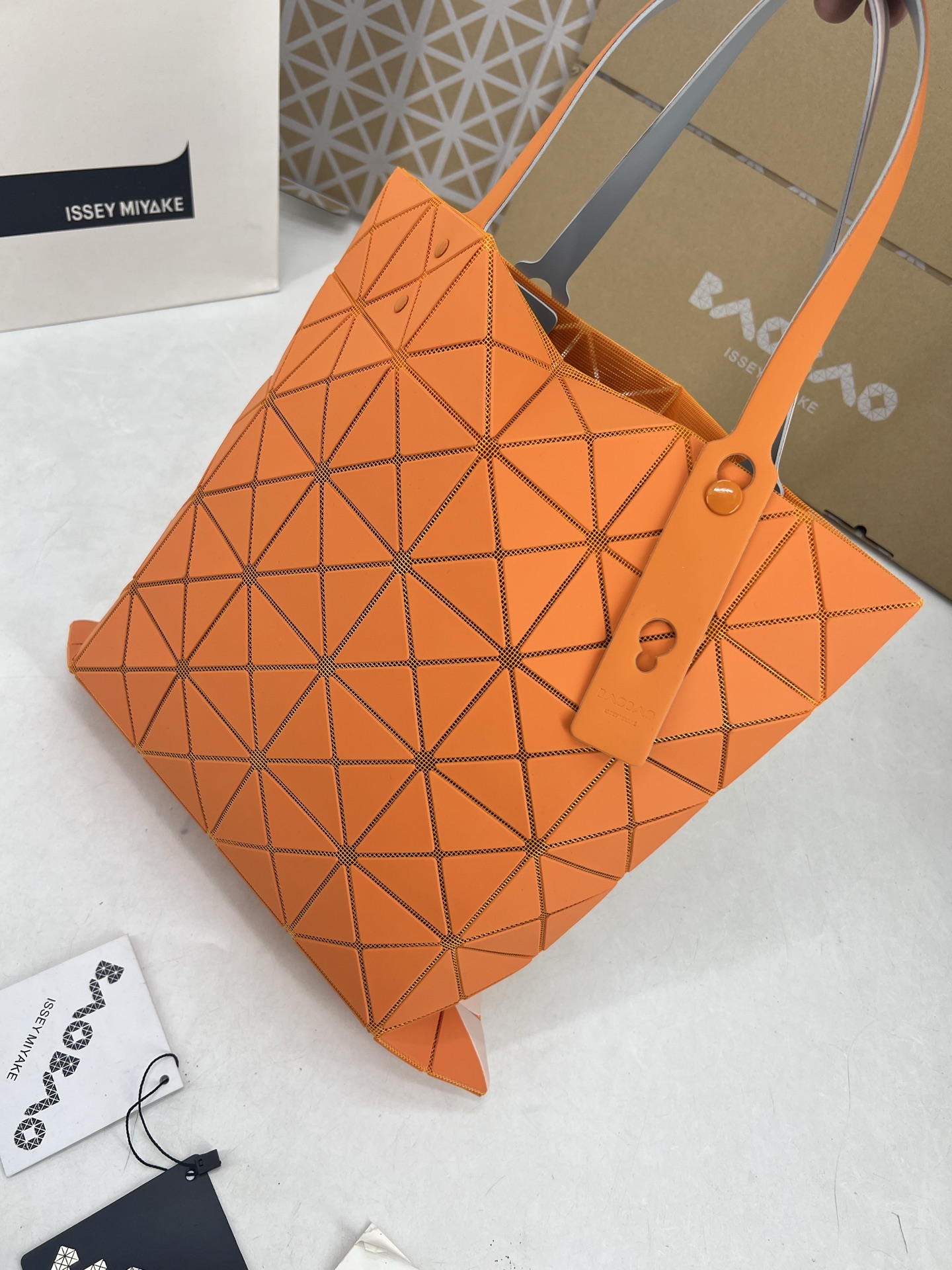 Issey Miyake ～三宅一生 7月新款6格彩色五金拼色 托特包采用哑光面料纹理材料制成 于前后两面施以同色系的两种颜色