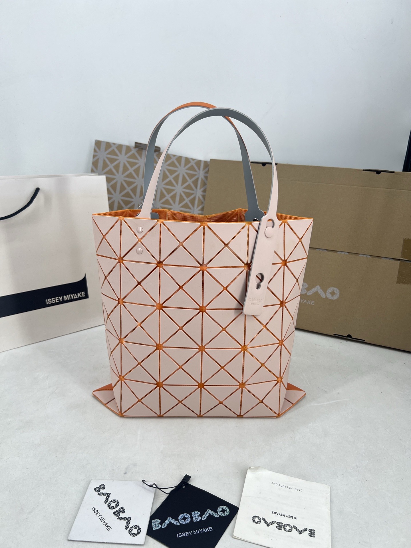 Issey Miyake ～三宅一生 7月新款6格彩色五金拼色 托特包采用哑光面料纹理材料制成 于前后两面施以同色系的两种颜色