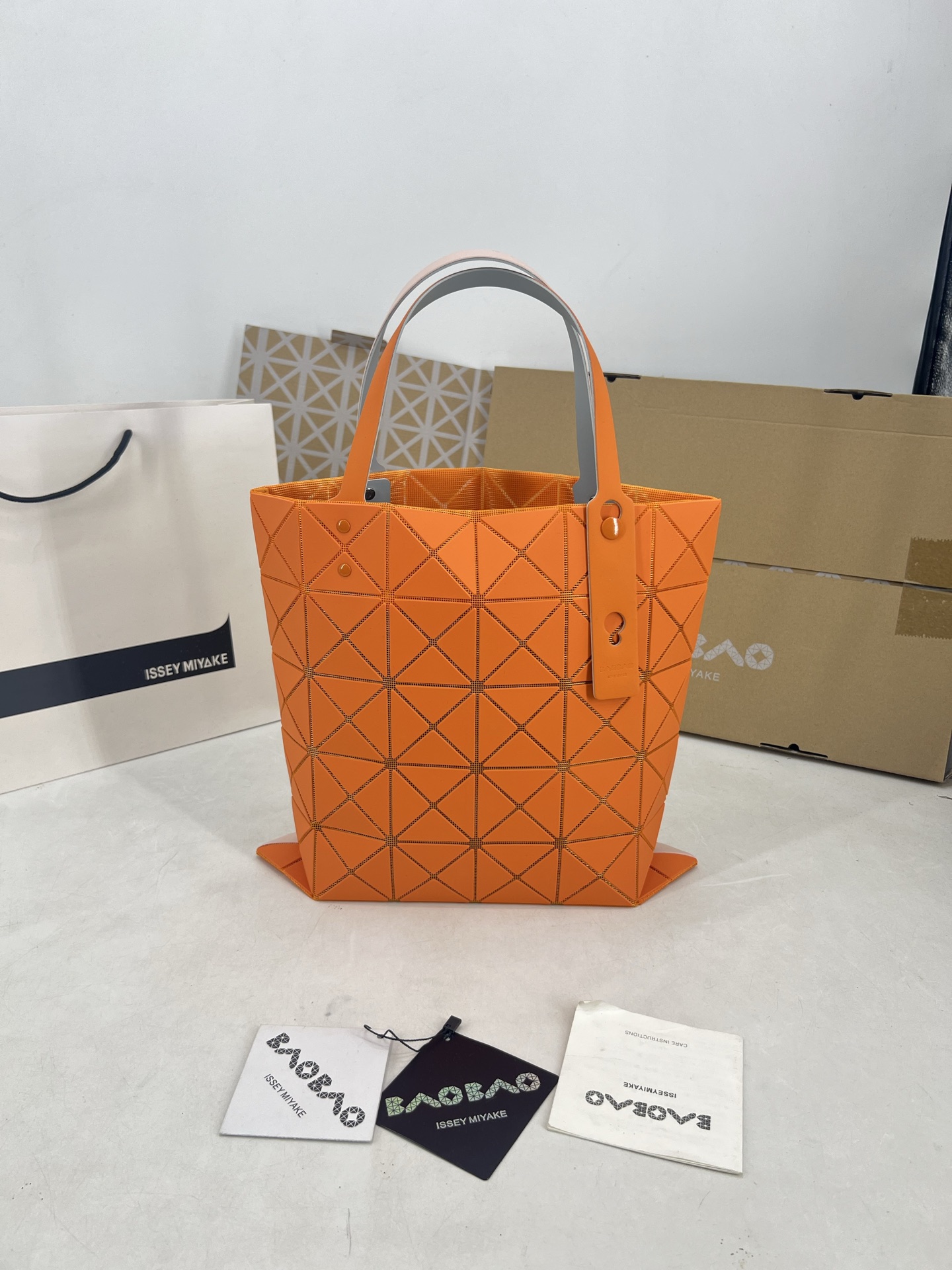 Issey Miyake ～三宅一生 7月新款6格彩色五金拼色 托特包采用哑光面料纹理材料制成 于前后两面施以同色系的两种颜色