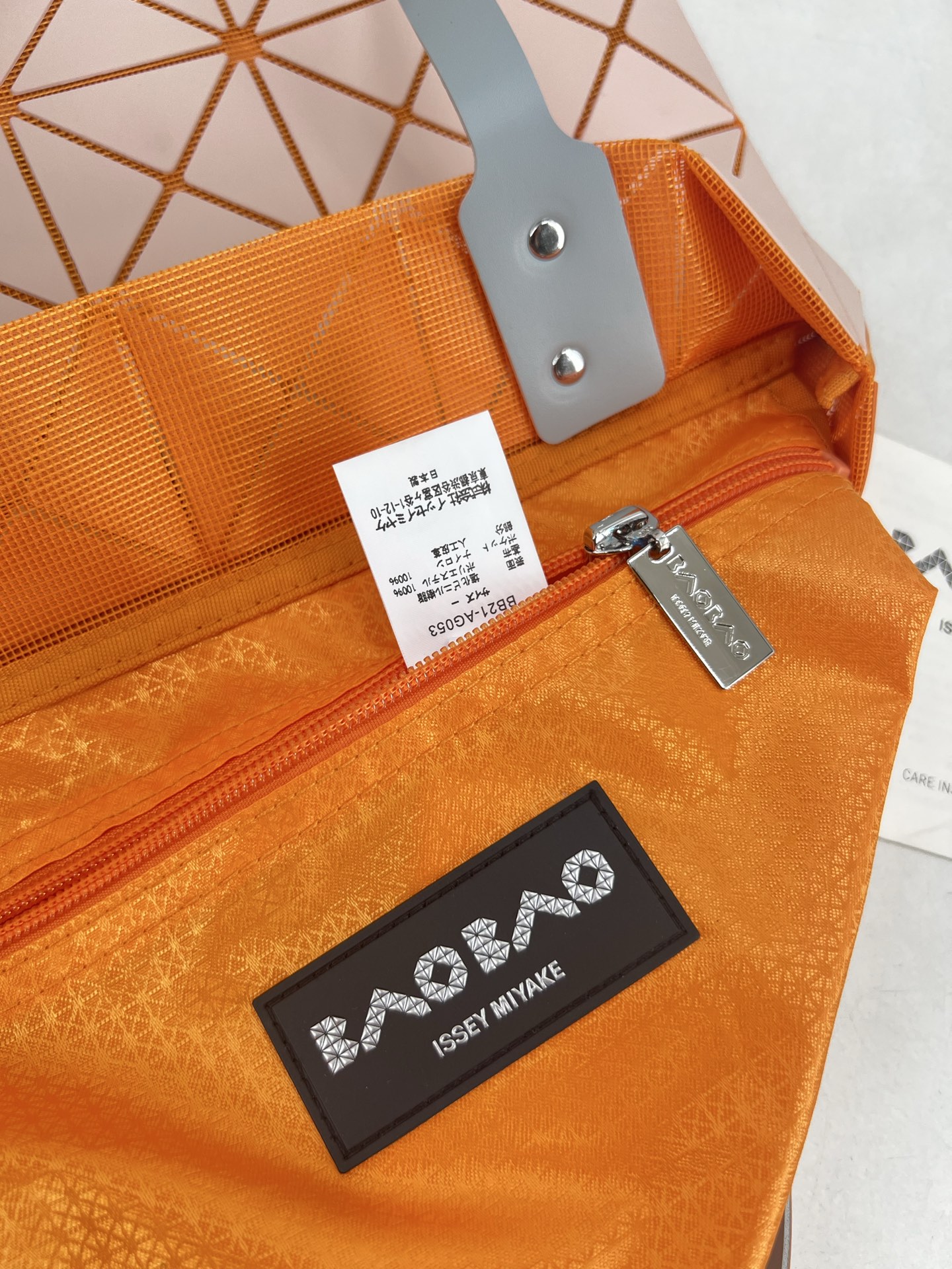 Issey Miyake ～三宅一生 7月新款6格彩色五金拼色 托特包采用哑光面料纹理材料制成 于前后两面施以同色系的两种颜色