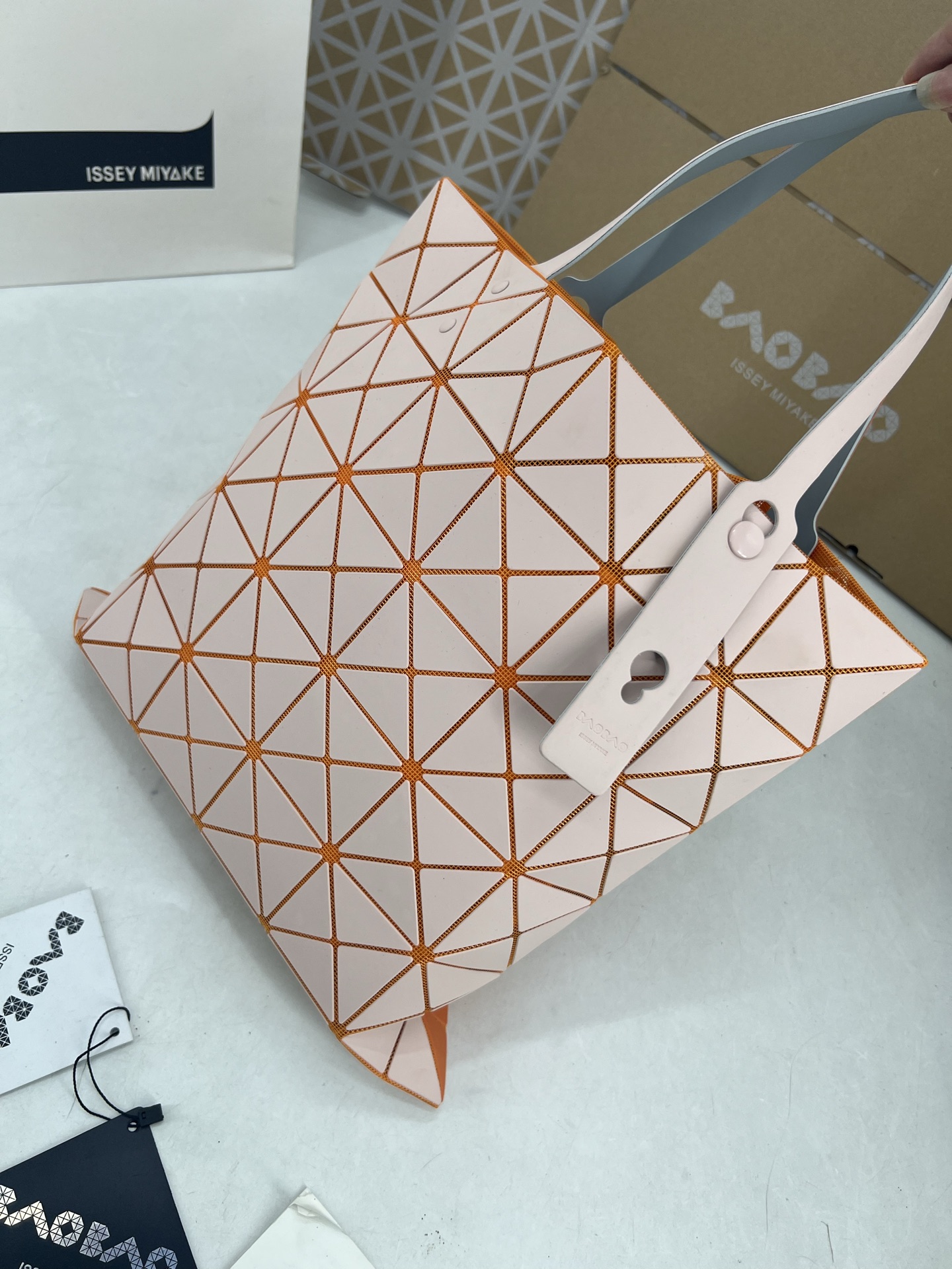 Issey Miyake ～三宅一生 7月新款6格彩色五金拼色 托特包采用哑光面料纹理材料制成 于前后两面施以同色系的两种颜色