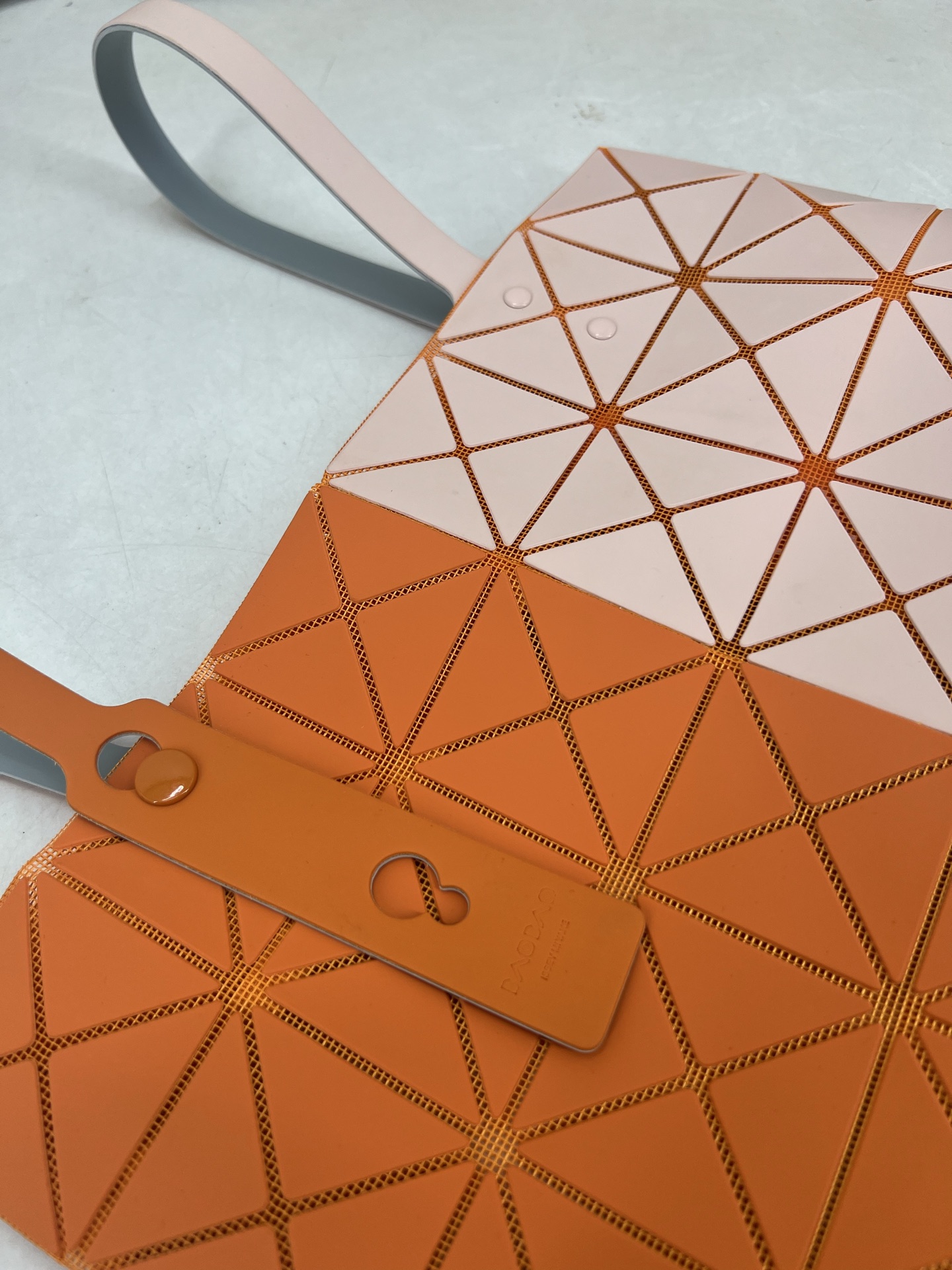 Issey Miyake ～三宅一生 7月新款6格彩色五金拼色 托特包采用哑光面料纹理材料制成 于前后两面施以同色系的两种颜色