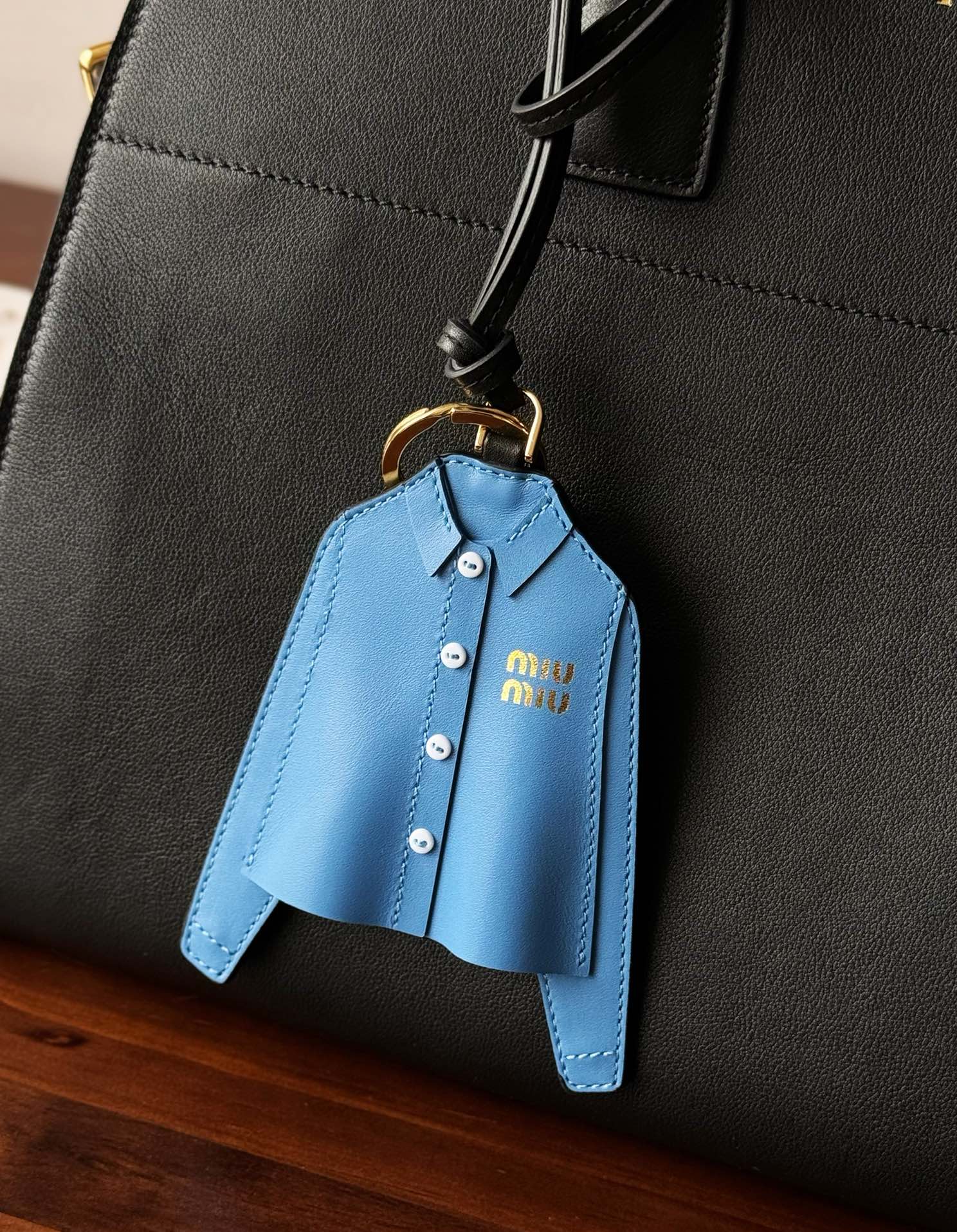 NO:617229,It’s really hard to refuse such an exquisite item. Miumiu has made the charms clear, instantly adding a lot of color to dull bags. It can be used on almost all your bags, and the usability is very high~,,miumiu19860909这么精致的单品真心不好拒绝哦,Miumiu是把挂饰给整明白了,瞬间给沉闷的包款增添不少色彩,几乎你的包包都能用,可用性非常高～,,miumiu,accessory