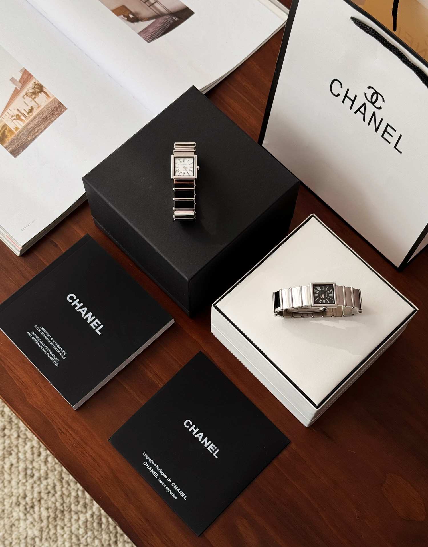 NO:390486,Chanel Classic Black and White Sugar Cube Bracelet Watch!  In terms of the appearance of the medieval watch, it depends on Xiaoxiang. The longer the time, the more texture it has, the more it has. The Japanese medieval shop bought it back and developed it. After the baptism of time, it will show more charm. The clean and neat square dial, classic black and white two-color dial, retro Roman scale, and the ultimate high-end square plate cube sugar steel strap watch, a mysterious and cool watch, a watch that solves all the matching problems. Sisters, this Chanel square steel strap watch is really good, and it can also be worn as a bracelet. The neutral and minimalist ins style is so high-end. It is said to be a medieval watch, but the new watch is extremely comfortable and has a full aura.  There is no too much design language, but it is very intriguing. The shiny chain is very special. The Roman scale is more elegant than the numbers. The full set of high-end black and white gift boxes is very classy. The high-end black and white can be continued. It is paired with blue spinel and has a deep and textured texture... The imported quartz movement is mainly composed of a stable one. You hardly care about it. It is also very comfortable and has a very high matching ability. You can also change the leather strap yourself to change your style and wear it. It is simply amazing... Color black plate, white plate, chanel, bracelet19860909Chanel 经典黑白方糖手镯表！论中古表的颜值还得看小香啊,时间越有悠久的款越有质感,日本中古店买回原版开发,经历时间的洗礼过后更显韵味～  干净利落的正方形表盘、经典黑白双色表盘、复古罗马刻度百看不厌,极致高级感的方盘方糖钢带表,一款神秘又炫酷的表款,一只表解决所有搭配难题姐妹们,这个Chanel方块钢带表真的可以,还可以当手镯来佩戴的腕表,中性极简ins风整个高级到不行,说是中古表,但新表的成色极度舒适,上手气场全开. 没有过多设计语言,却十分耐人寻味,链条亮面很特别,罗马刻度比数字更气质,全套黑白高级礼盒包装超有档次,黑白的高级感可以一直延续,搭配蓝色尖晶石深邃而有质感… 进口石英机芯主打一个稳定,你几乎不用管它,非常省心,而且可搭性也非常高,还可以自己更换皮表带换个风格穿搭,简直绝了… 颜色黑盘、白盘,,chanel,bracelet,Watch