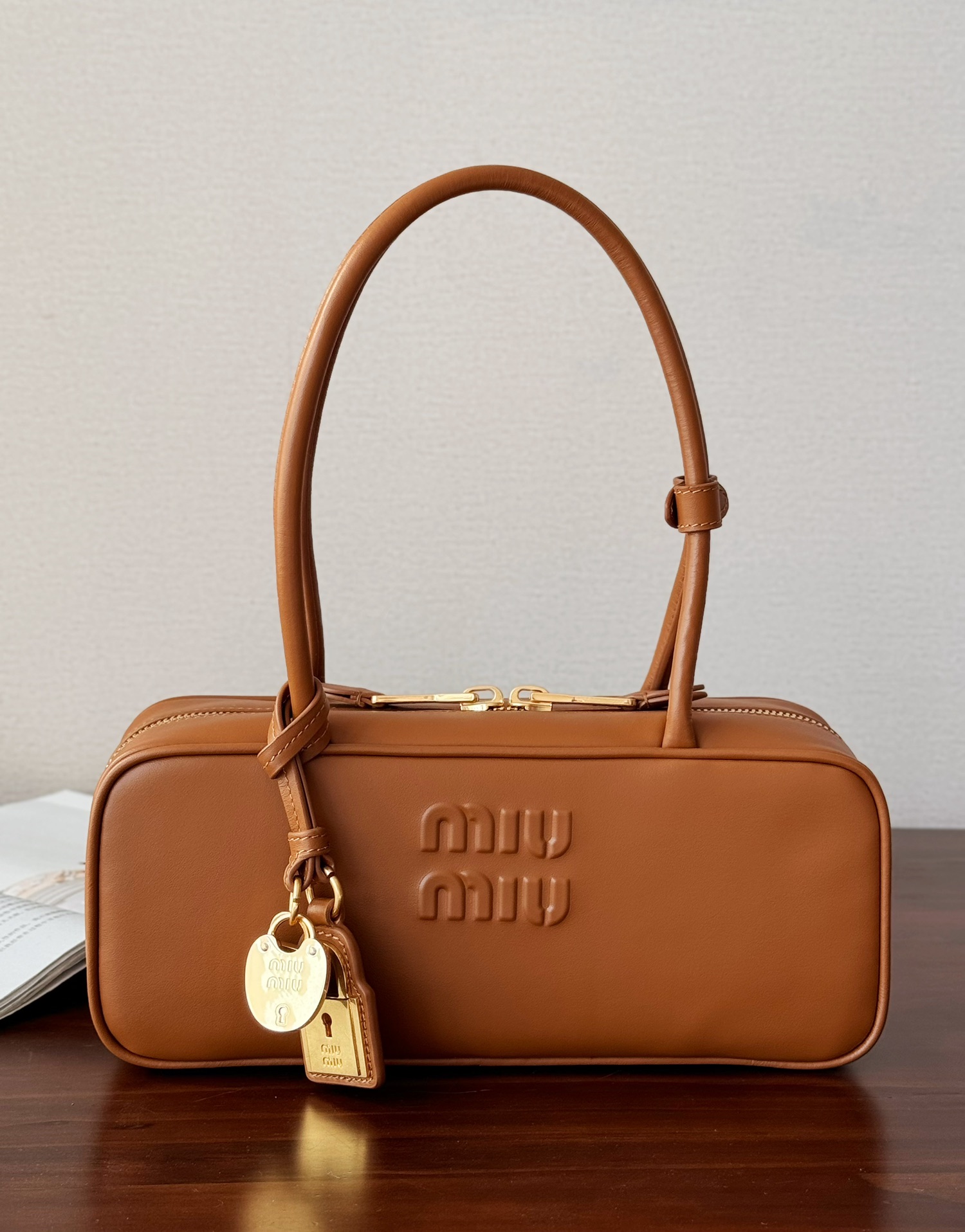 Miu Miu Miumiu 25SS horizontal long handle bowling bag! Bowling bags are really popular. They are both beautiful and practical. You have to love