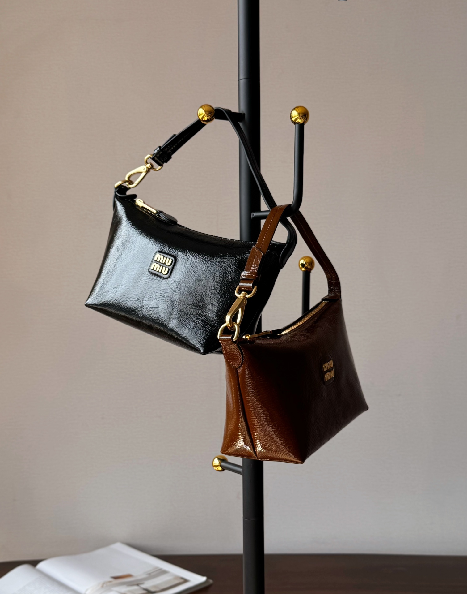 Miu Miu 750 MiuMiu original patent leather lunch box bag! Miu's new models have covered a variety of bag types. This lunch box bag is very simple