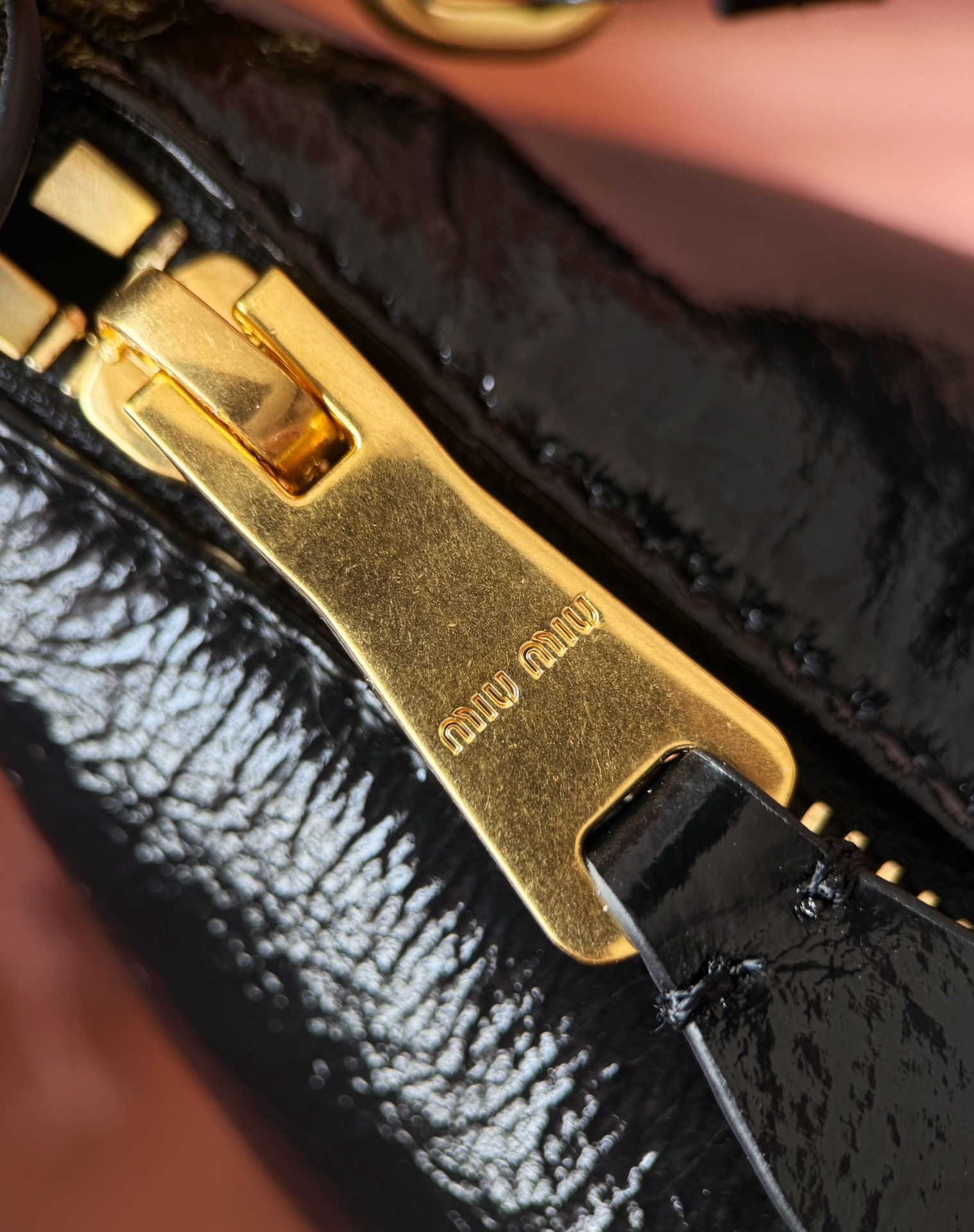 Miu Miu Macro close-up! The pure copper distressed snowflake pattern hardware is full of texture. The original hardware is molded. Hardware is a