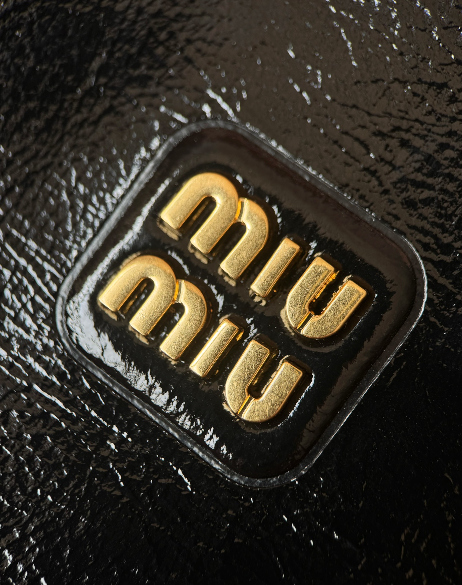 Miu Miu Macro close-up! The pure copper distressed snowflake pattern hardware is full of texture. The original hardware is molded. Hardware is a