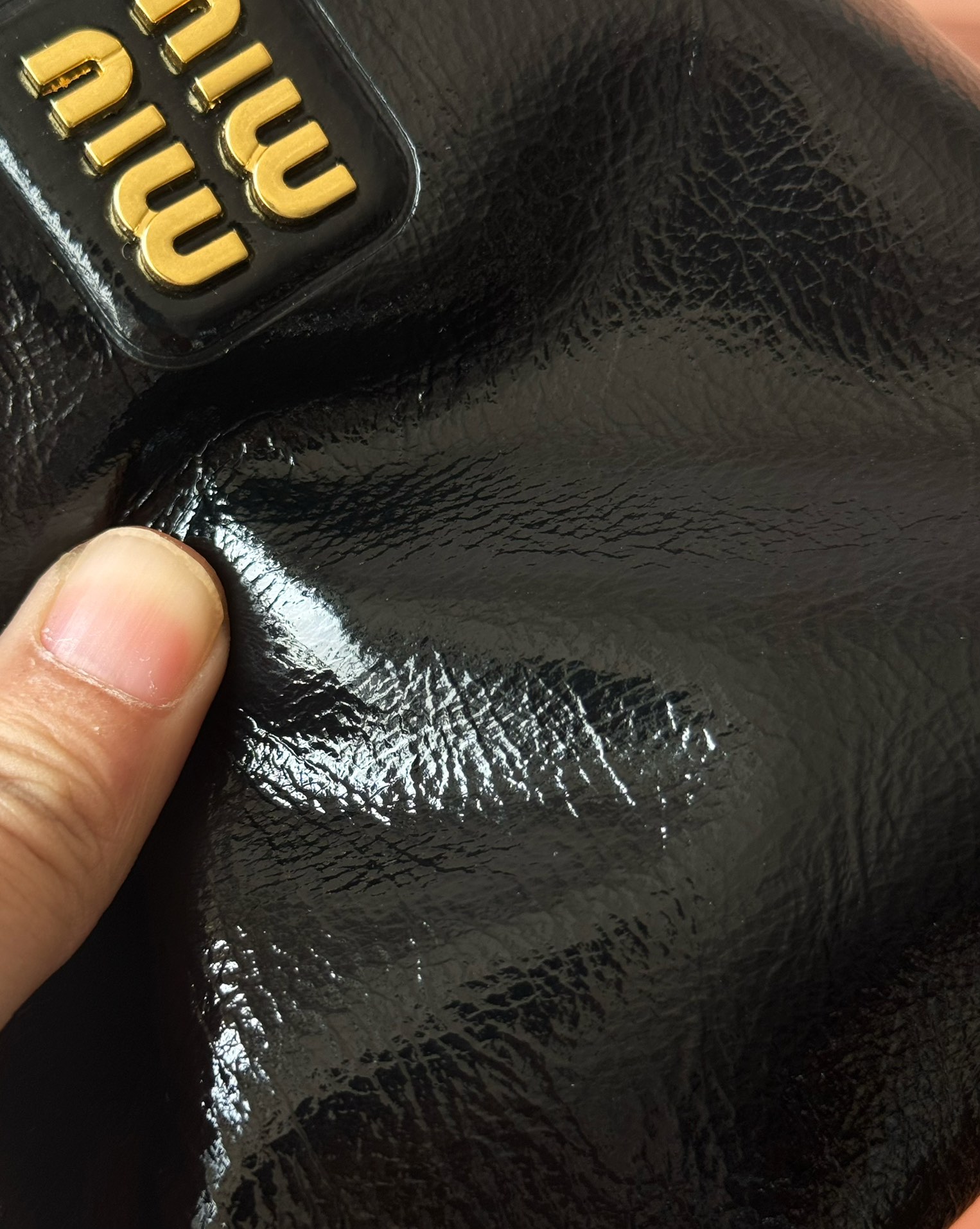Miu Miu Imported original oil wax leather material, the texture is flexible and delicate, the gloss is very high, and the full sense of high-end