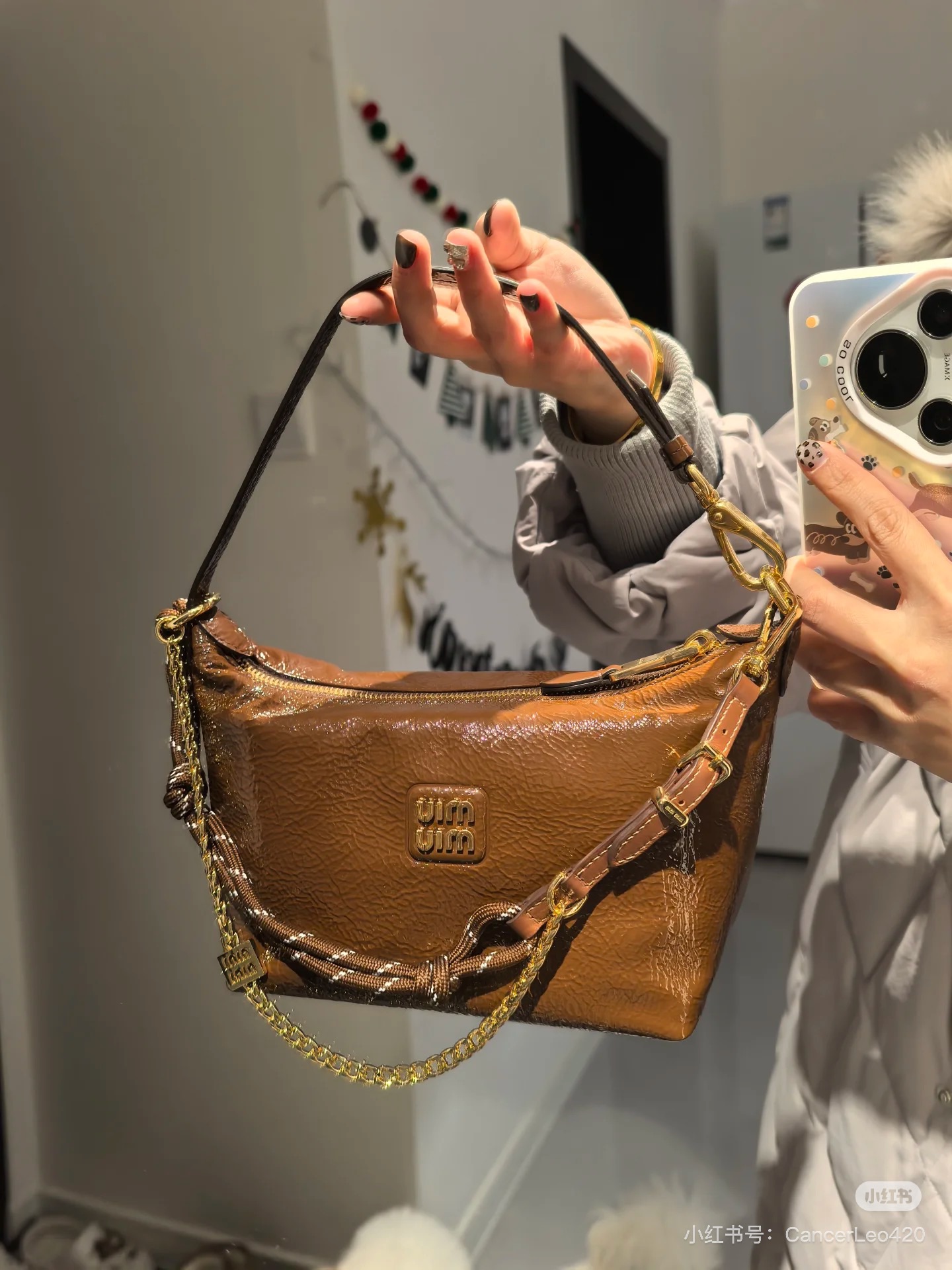 Miu Miu It looks great with shoulder straps and hanging accessories, and is very playable ~