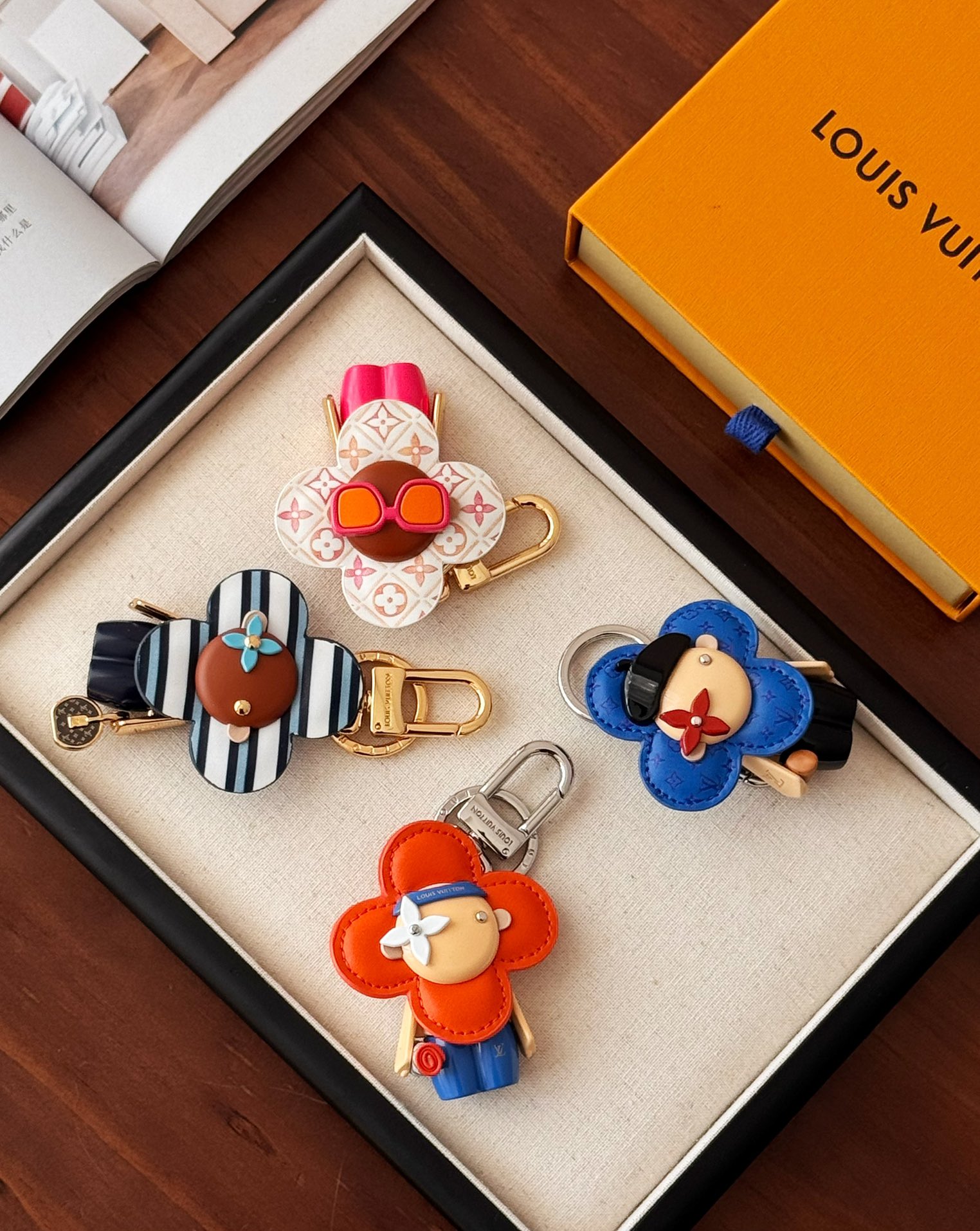 NO:617254,Multifunctional Vivienne doll keychain, the metal painted doll is full of texture. It can not only be used as a keychain, but can also be hung on your phone or bag as a beautiful ornament~,,keychain19860909多功能Vivienne公仔钥匙扣,金属烤漆公仔满满的质感,不仅仅可以当钥匙扣,可以挂在继续上、包包上当精美挂饰使用～,,keychain,accessory