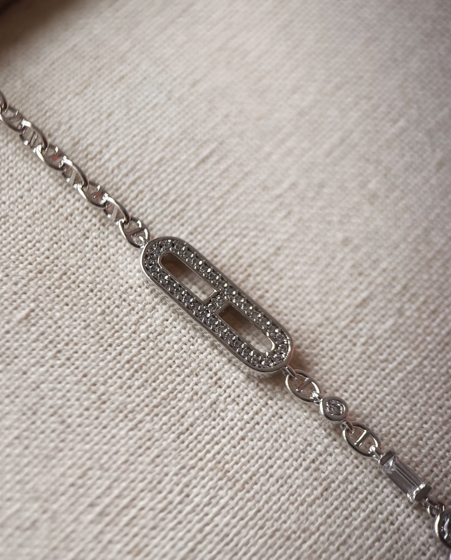 HChained'ancreosChaos双层手链\/项链！新款满钻猪鼻子双层链条TO扣白金色高端饰品，ZG是真正的珠宝级饰品，我们采用的是VJ平替，真正高品质打造～\n\n猪鼻子细链条点缀大小钻又闪又精致，双层设计自带叠戴效果时髦精必备，白金色真的低调气质日常佩戴频率很高，定制V金厚镀真金镶嵌锆石，上身也是bulingbuling的闪，最重要的是不易掉色，可佩戴时间更久，质感光泽与铂金一样，这就是V金的魅力所在，不妨试试吧～\n\n双层设计要的就是灵动的感觉，上身是真心好看，实物绝对让你惊艳～\n\n款式：手链+项链\n材质：V金+锆石