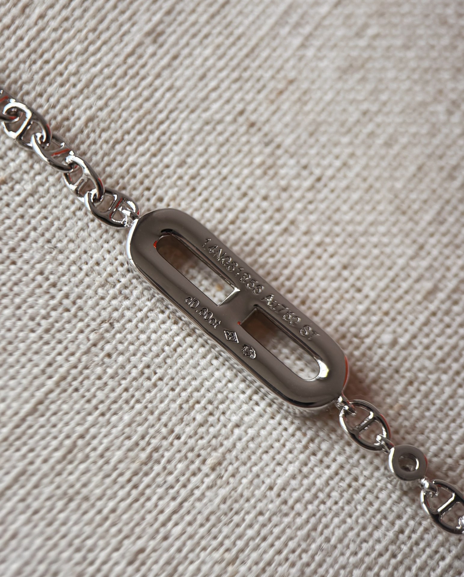 HChained'ancreosChaos双层手链\/项链！新款满钻猪鼻子双层链条TO扣白金色高端饰品，ZG是真正的珠宝级饰品，我们采用的是VJ平替，真正高品质打造～\n\n猪鼻子细链条点缀大小钻又闪又精致，双层设计自带叠戴效果时髦精必备，白金色真的低调气质日常佩戴频率很高，定制V金厚镀真金镶嵌锆石，上身也是bulingbuling的闪，最重要的是不易掉色，可佩戴时间更久，质感光泽与铂金一样，这就是V金的魅力所在，不妨试试吧～\n\n双层设计要的就是灵动的感觉，上身是真心好看，实物绝对让你惊艳～\n\n款式：手链+项链\n材质：V金+锆石