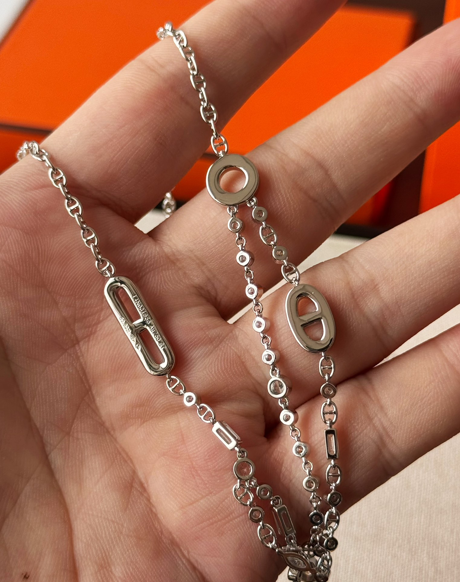HChained'ancreosChaos双层手链\/项链！新款满钻猪鼻子双层链条TO扣白金色高端饰品，ZG是真正的珠宝级饰品，我们采用的是VJ平替，真正高品质打造～\n\n猪鼻子细链条点缀大小钻又闪又精致，双层设计自带叠戴效果时髦精必备，白金色真的低调气质日常佩戴频率很高，定制V金厚镀真金镶嵌锆石，上身也是bulingbuling的闪，最重要的是不易掉色，可佩戴时间更久，质感光泽与铂金一样，这就是V金的魅力所在，不妨试试吧～\n\n双层设计要的就是灵动的感觉，上身是真心好看，实物绝对让你惊艳～\n\n款式：手链+项链\n材质：V金+锆石