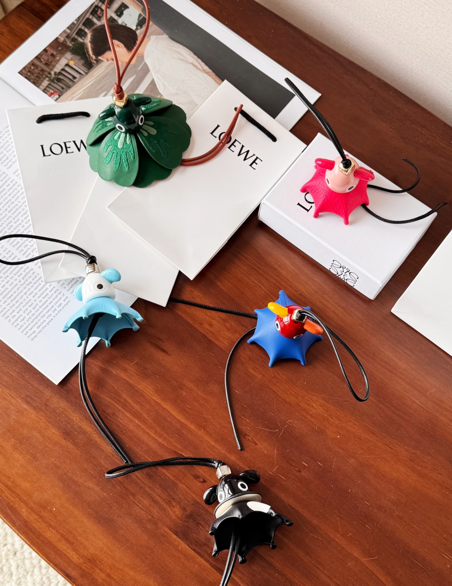 NO:617133,Loewe/Loewe uzz elf-Didi pendant/pendant, what else can I say about such an interesting pendant, it is funny and cute, this design style is quite recognizable, and it is natural to understand~ The cow leather and acetate fiber pendant, connected with a cow leather band and an Anagram dice. Inspired by the uzzle 10th anniversary William de Morgan series collector's edition handbag, which is uzzle  The 10th anniversary collection series works. It can be hung on the bag. Its cute and cute shape makes people fall in love~ This batch of orders was placed by Gui Lao. There are more than dozens of each color. It is very awesome to use it as a welfare. Matching it with your bag will instantly give it a new look. This is the popular pendant element this year. Match it with your unique style. This is its value~  Comes packaged and shipped in a complete gift box, perfect for giving away or for personal use~,,loewe,loewe,cowhide19860909罗意威/Loewe uzz小精灵-迪迪挂饰/挂件,这么有趣的挂件还说啥呢,即搞怪又可爱,这种设计风格辨识度还挺高,懂得自然懂～ 牛皮革和醋酸纤维挂饰,连接有牛皮革环带和 Anagram骰子.灵感源自 uzzle 10周年 William de Morgan 系列典藏版手袋,是 uzzle 10周年典藏系列作品.可挂于包包,其萌趣、可爱的造型,让人爱不释手～ 这批订单是鬼佬下的,每个颜色有个几十个多的,拿来做做福利是非常的哇塞,给你的包包搭配一下立马焕然一新,这就是今年大火的挂件元素,搭配出属于你独一无二的风格,这就是它的价值～ 配全套礼盒包装发货,送人、自用都非常可啊～,,loewe,loewe,cowhide,accessory