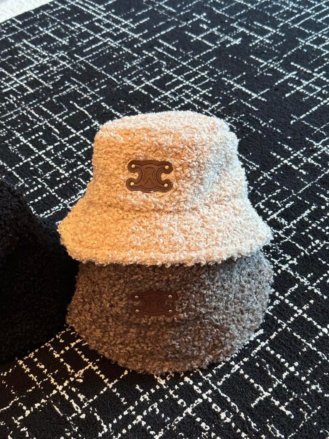 NO:189901,CELIN Lamb-wool fisherman's hat The furry lamb-wool fisherman's hat is really suitable for autumn and winter. The hat is three-dimensional and stylish. The square and round face is particularly suitable. When worn, it makes your face look small!  Don't want to put on makeup in winter. Just one hat solves it. It's easy to create an atmosphere. It's really suitable for lazy people to spend the winter. Hats, fisherman's hats, baseball hats, knit hats, hats, celine, espadrilles, hats19860909CELIN 羊羔毛渔夫帽 毛茸茸的羊羔毛渔夫帽真的太适合秋冬了 帽子立体有型 方圆脸都特别合适 戴上去巨显脸小！ 冬天不想化妆 一顶帽子就解决了 轻松制造氛围感 真是太适合懒人过冬了帽子渔夫帽棒球帽针织帽,帽子,celine,espadrilles,hats,hat