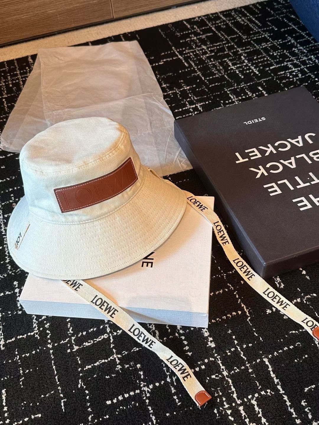NO:213013,Loew* Summer Fisherman Collection Sunshade Artifact Classic hat shapes that are released every year The tassels on both sides naturally hang down. It is the iconic logo hat Fisherman hat Baseball hat Knitted hat, hat, loewe, espadrilles, hats19860909Loew* 夏日渔夫合集 遮阳神器 每年都会出的经典帽型 两边的流苏自然垂落 是标志性的logo帽子渔夫帽棒球帽针织帽,帽子,loewe,espadrilles,hats,hat
