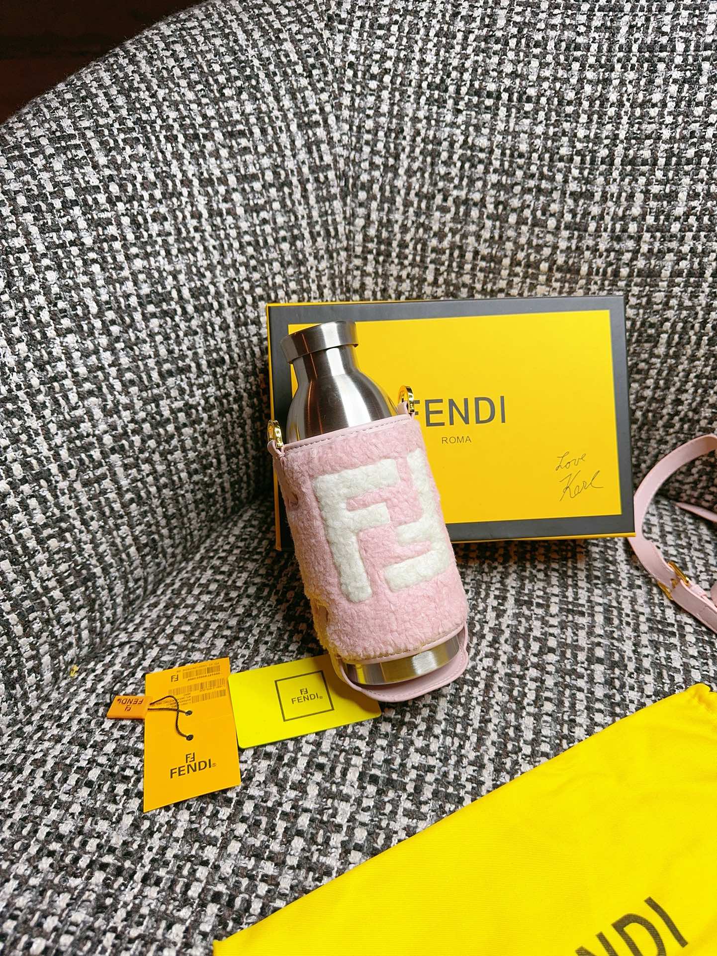 Fendi秀场保温杯,可可爱爱的毛绒外壳[手感超级无敌好~外壳做工非常精致,是上班白领族必备单品,非常有气场氛围 3