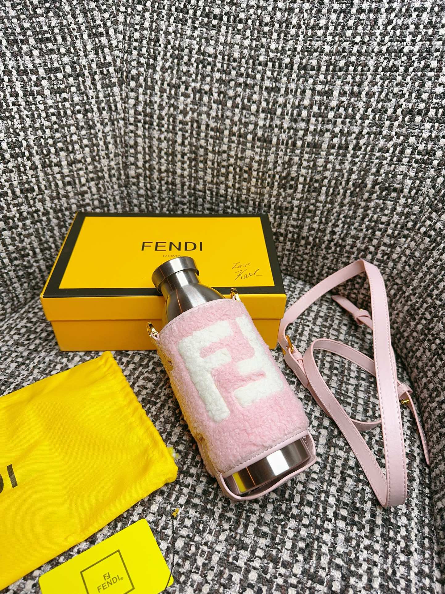Fendi秀场保温杯,可可爱爱的毛绒外壳[手感超级无敌好~外壳做工非常精致,是上班白领族必备单品,非常有气场氛围 2
