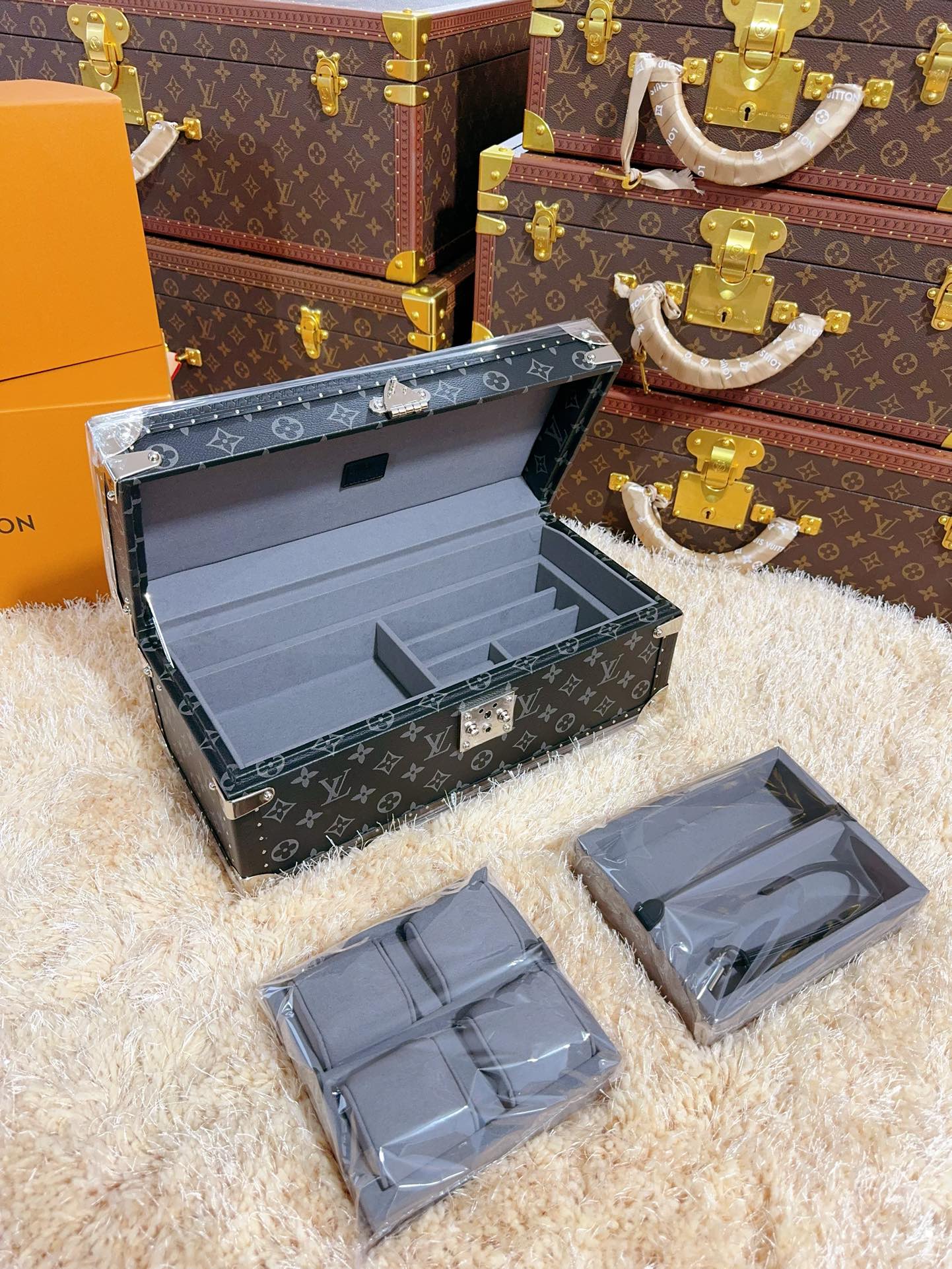 NO:270099,Top original single replica, old flower red li pink mili multi-function storage box mcoffret accessoires hard box with monogram canvas continues the design essence of the classic coffret 8 montres hard box, making watches, cufflinks and other Louis Vuitton accessories easy to accompany. The storage compartment can store sunglasses, cufflinks, watches and other accessories Detailed features 39x 18 x 17 cm Gift box packaging, off white, louis vuitton19860909顶级原单复刻 老花红里 粉里 米里 多功能收纳盒mcoffret accessoires 硬箱以monogram 帆布延续经典 coffret 8 montres 硬箱的设计精髓,令腕表、袖扣等路易威登配饰轻松随行.可储物隔层可收纳太阳眼镜、袖扣、腕表等配饰 详细特征39x 18 x 17厘米 礼盒包装,,off white,louis vuitton,luggage