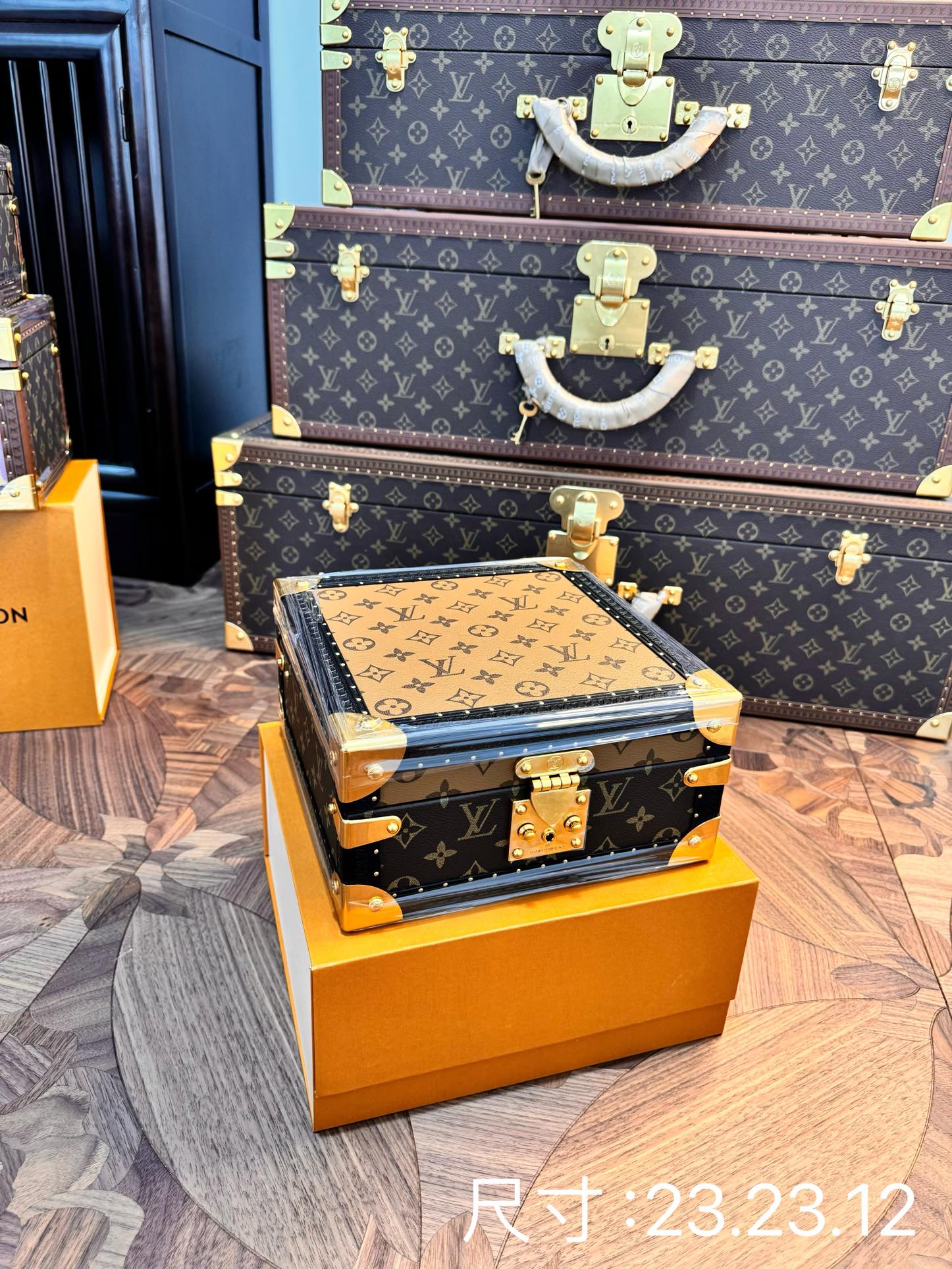 NO:270087,Jewelry box/jewelry box Color block You can store rings, necklaces, bracelets, earrings and bracelets in layers. It is equipped with small cushions to ensure proper and comfortable storage of jewelry. Elegant size, practical design, safe and reliable, and is a good companion for traveling. -23.0*23.0*12.0cm (length**height) -4 small square compartments, which can store earrings -2 square compartments in the center, which can store large earrings or bracelets/bracelets -2 longer rectangular compartments, which can store thinner and larger rings and necklaces -2 side compartments, which can store bracelets and bracelets -1 middle compartments, which can store necklaces - Gold metal corners - nail head decoration - S-shaped locks - push-open automatic bounce locks - Velvet inner discussion - Gold metal hardware - Extreme workmanship, just right in every place  -Pure handmade, each small nail is clear and in place Gift box packaging, earrings, necklace, bracelet, ring, bracelet19860909饰品盒/珠宝盒 拼色 可分层分类存放戒指、项链、手链、耳环与手镯. 配有小耐垫,确保珠宝存放妥善舒适.尺寸优雅、设计实用、安全牢靠,是外出旅行的好伴侣. -23.0*23.0*12.0cm（长**高） -4个小方形隔层,可存放耳环 -中心2个方形隔层,可存放大号耳环或手链/手 镯 -2个较长的矩形隔层,可存放较细较大的戒指以及项链 -2个侧边隔层,可存放手镯与手链 -1个中部隔层,可存放项链 - 金色金属包角 -钉头装饰 -S形锁扣 -推开自动弹跳锁 - 天鹅绒内讨 - 金色金属五金 -做工极致,每一处都恰到刚刚好 -纯手工制作,每个小钉Long 清晰到位 礼盒包装,,earrings,necklace,bracelet,ring,bracelet,luggage