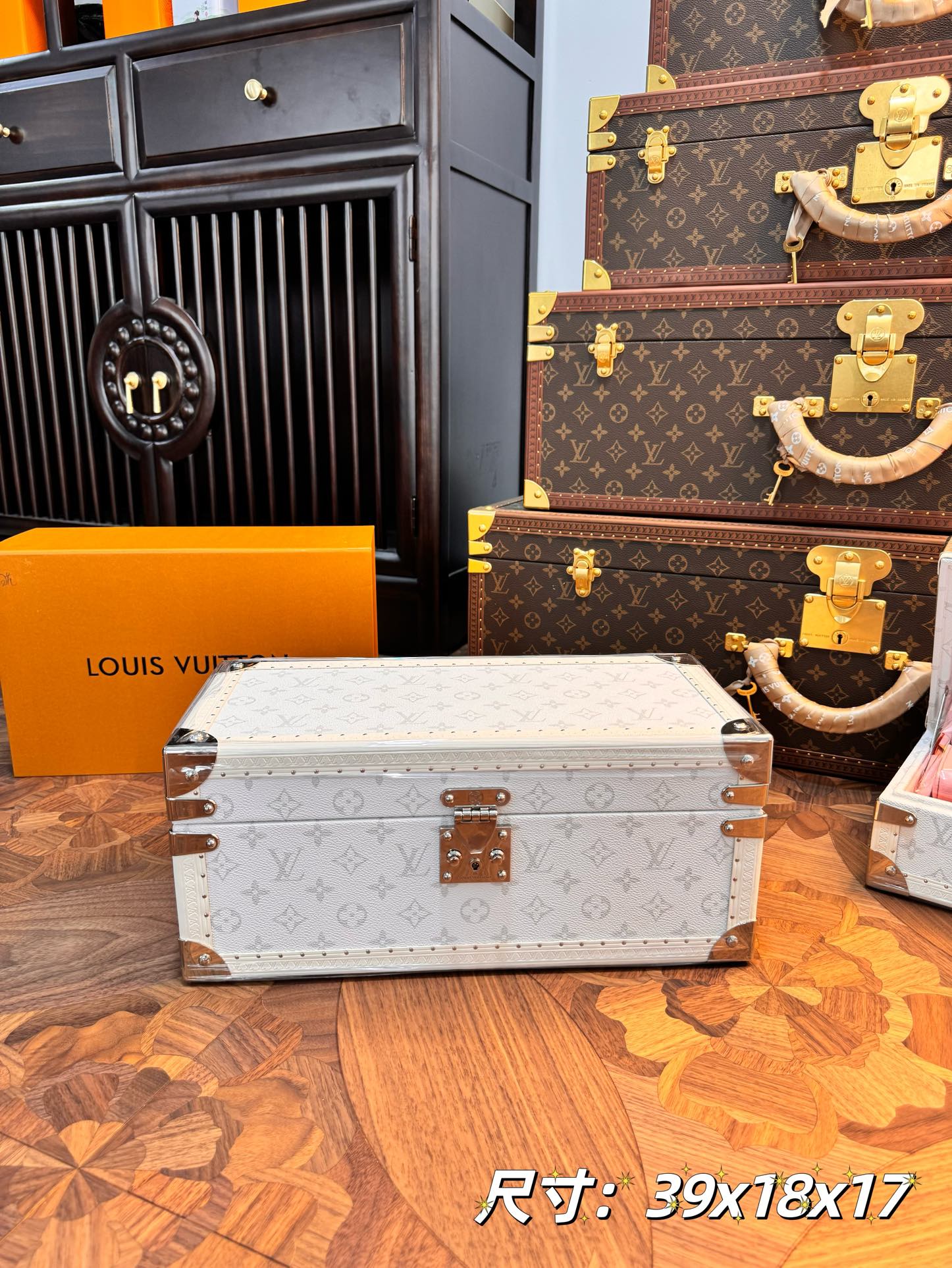 NO:270097,Top original single replica m9 white powder, presbyopia red li pink, mili multi-function storage box mcoffret accessoires hard box with monogram canvas continues the design essence of the classic coffret 8 montres hard box, making watches, cufflinks and other Louis Vuitton accessories easy to accompany. The storage compartment can store sunglasses, cufflinks, watches and other accessories Detailed features 39x 18 x 17 cm Gift box packaging, off white, louis vuitton19860909顶级原单复刻m9 白粉 老花红里 粉里 米里 多功能收纳盒mcoffret accessoires 硬箱以monogram 帆布延续经典 coffret 8 montres 硬箱的设计精髓,令腕表、袖扣等路易威登配饰轻松随行.可储物隔层可收纳太阳眼镜、袖扣、腕表等配饰 详细特征39x 18 x 17厘米 礼盒包装,,off white,louis vuitton,luggage