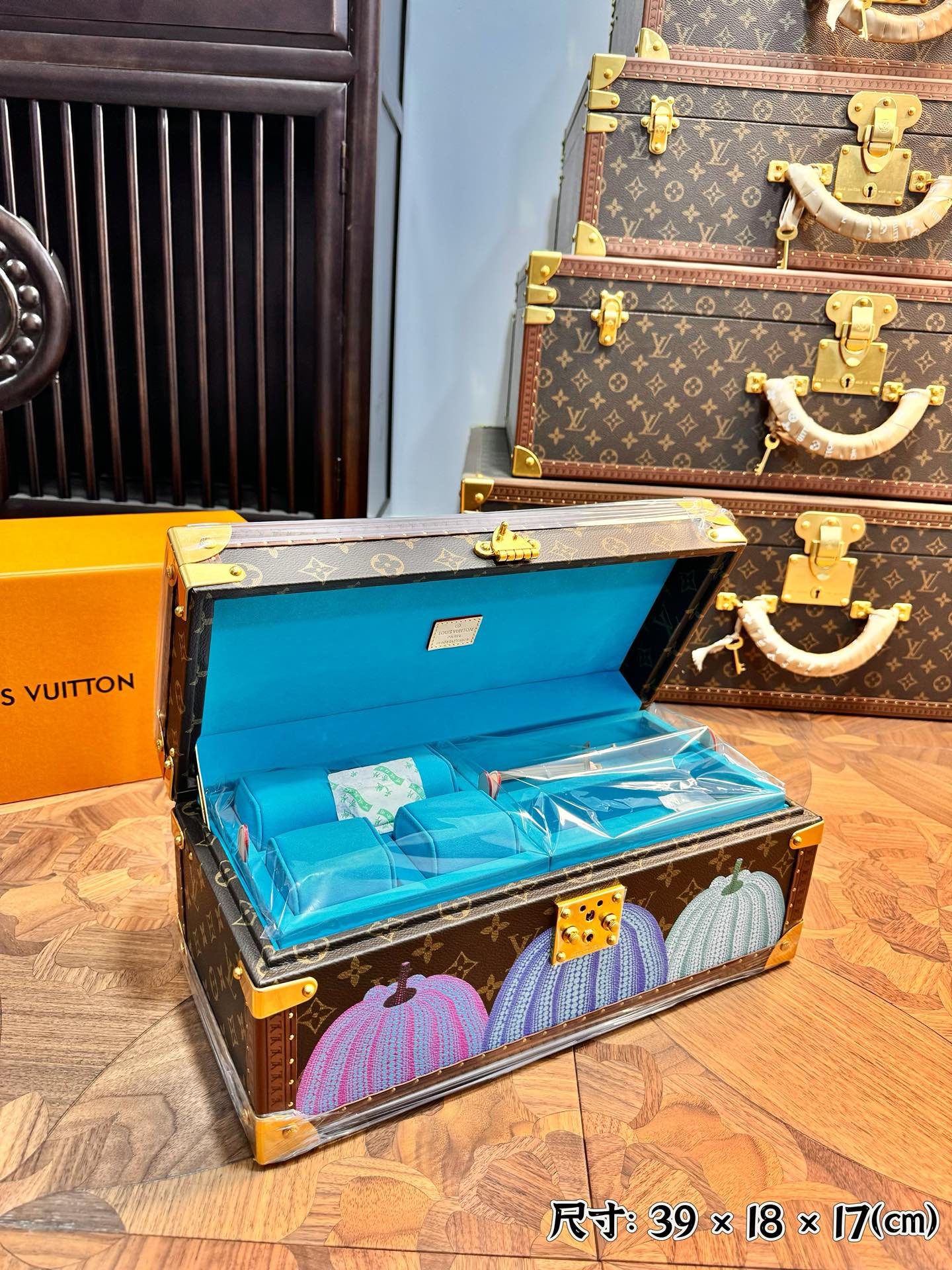 it features dedicated compartments designed to organize watches - Comprehensive 6