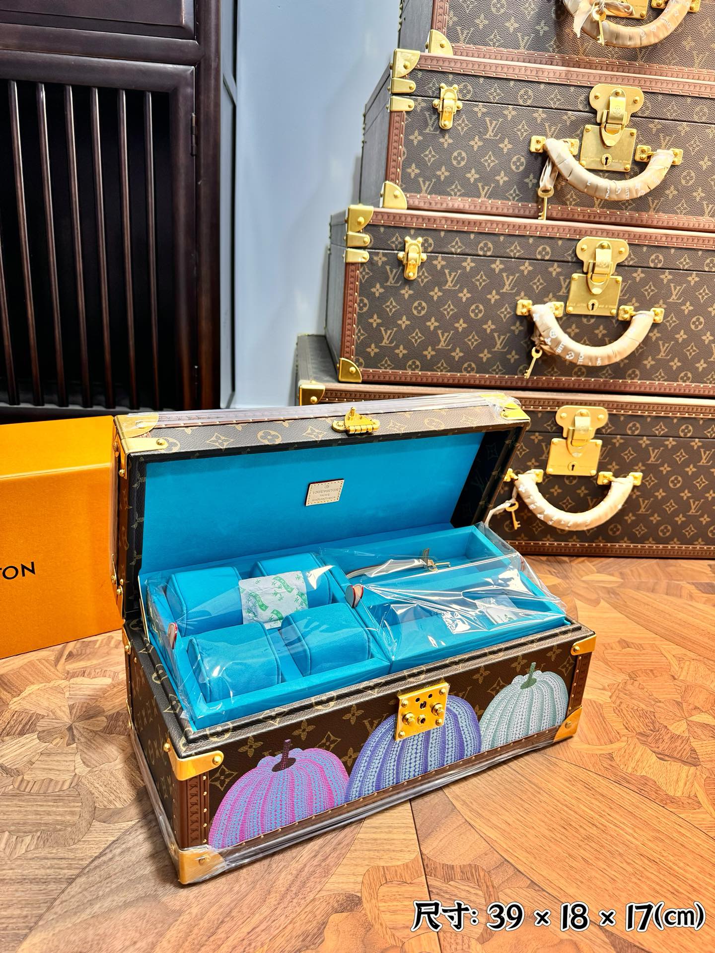 it features dedicated compartments designed to organize watches - Comprehensive 7