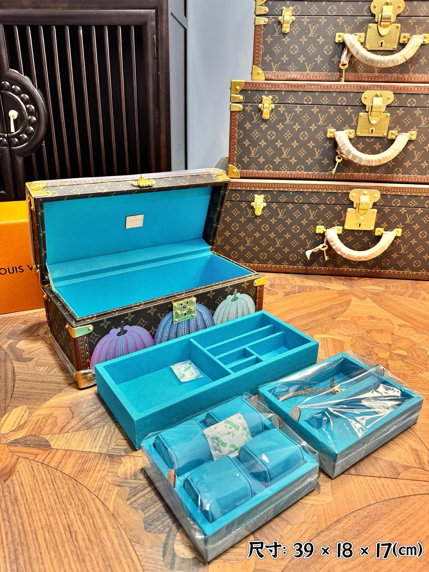 it features dedicated compartments designed to organize watches - Comprehensive 9