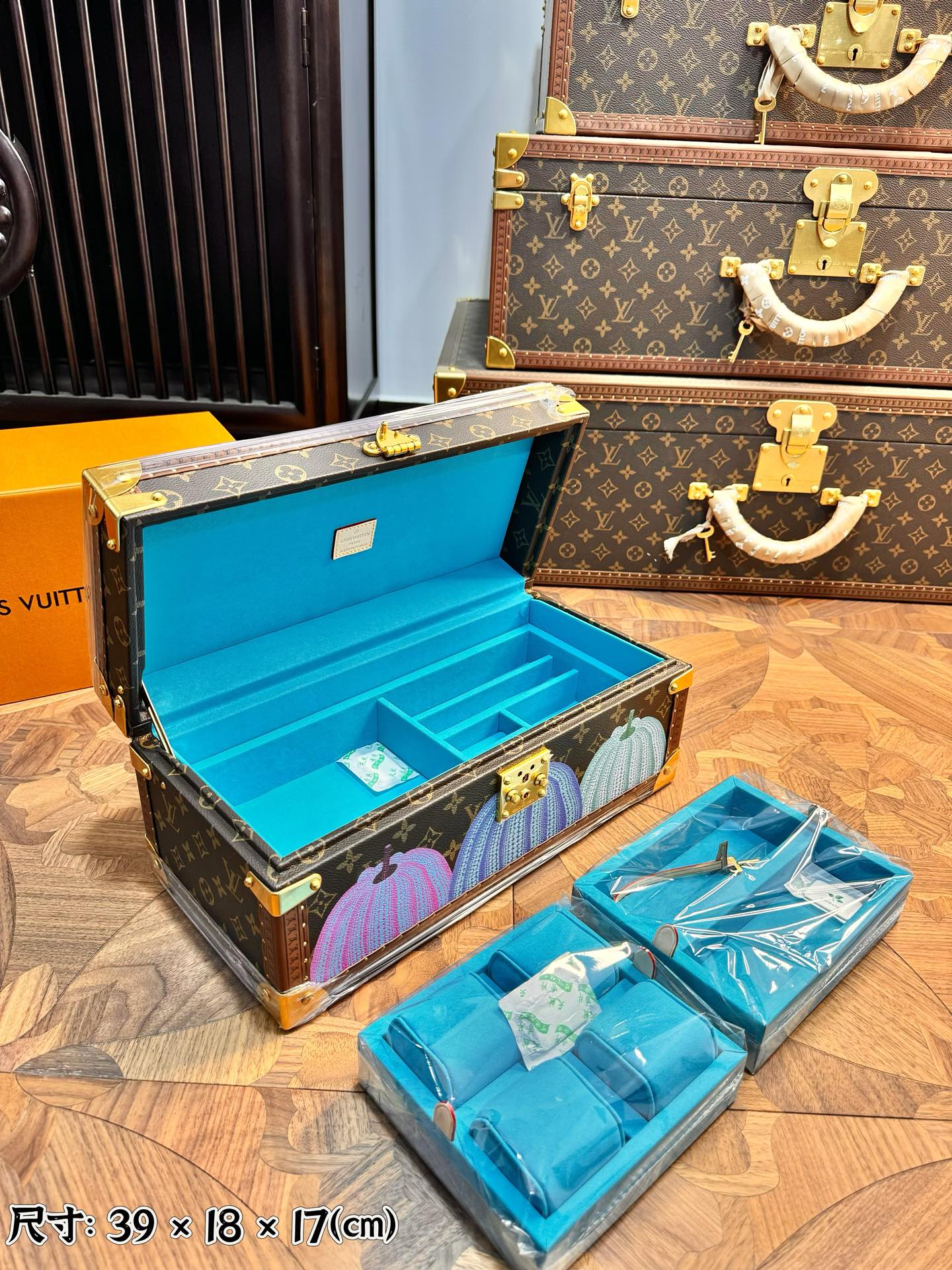 it features dedicated compartments designed to organize watches - Comprehensive 8