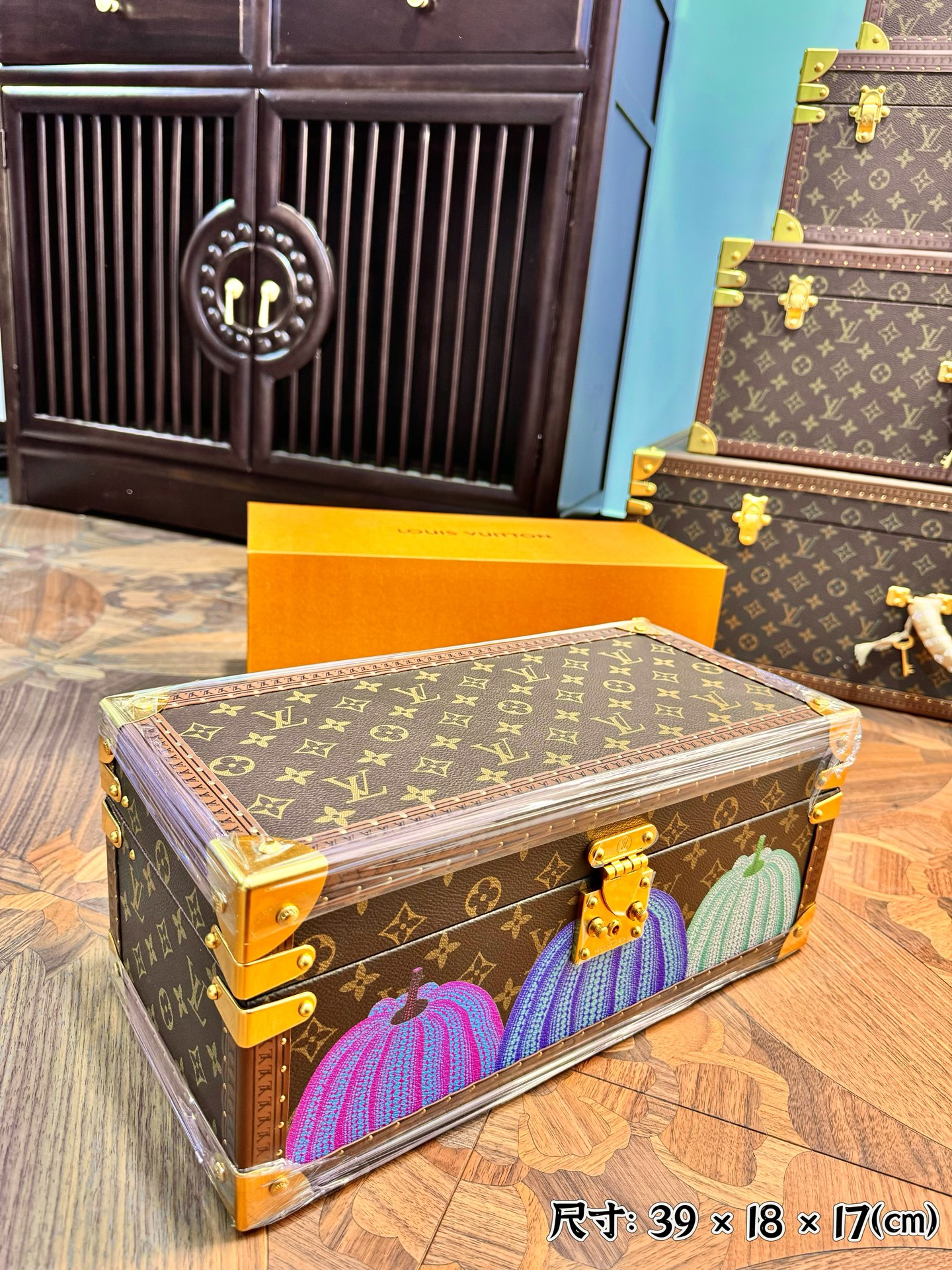 it features dedicated compartments designed to organize watches - Comprehensive 2