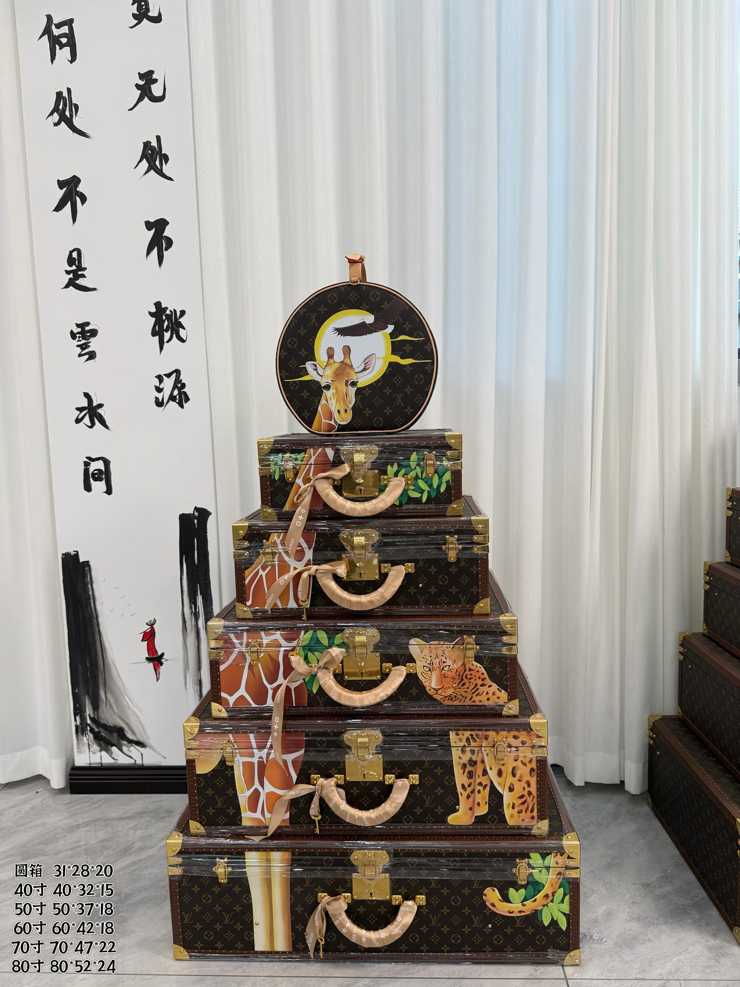 NO:270111,M4700ZX tower box (giraffe) is out in the entire set. Louis Vuitton sees these hard boxes!  Goose Niang only has two words in her mind, 