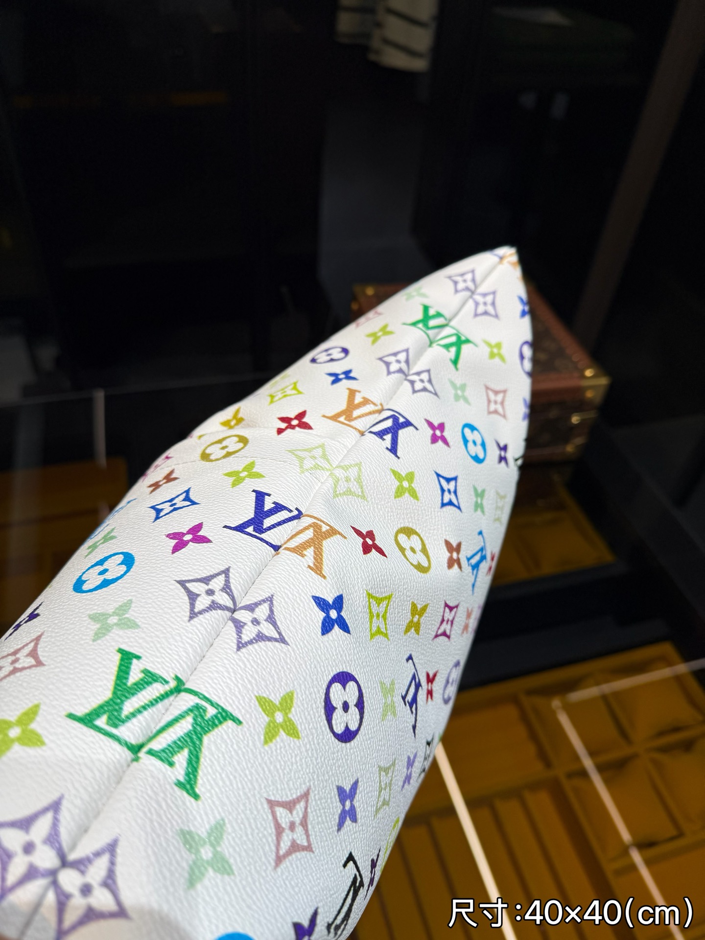 LV限量版抱枕,经典黑花面料,超级实用 可做沙发靠枕,办公室靠枕 床头靠背 汽车护腰,外衬老花拆包皮料,内填充物:防火PP棉(聚酯纤维 6