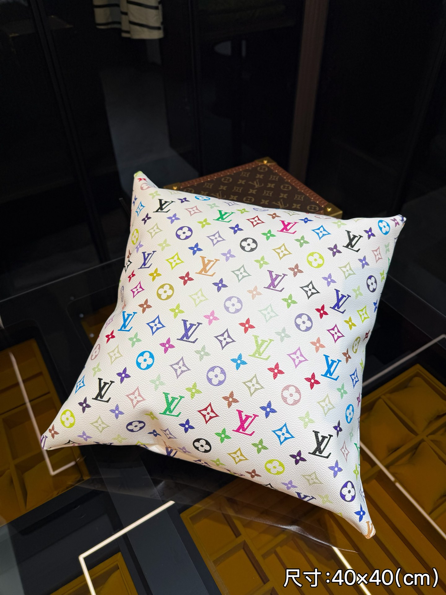 LV限量版抱枕,经典黑花面料,超级实用 可做沙发靠枕,办公室靠枕 床头靠背 汽车护腰,外衬老花拆包皮料,内填充物:防火PP棉(聚酯纤维 3