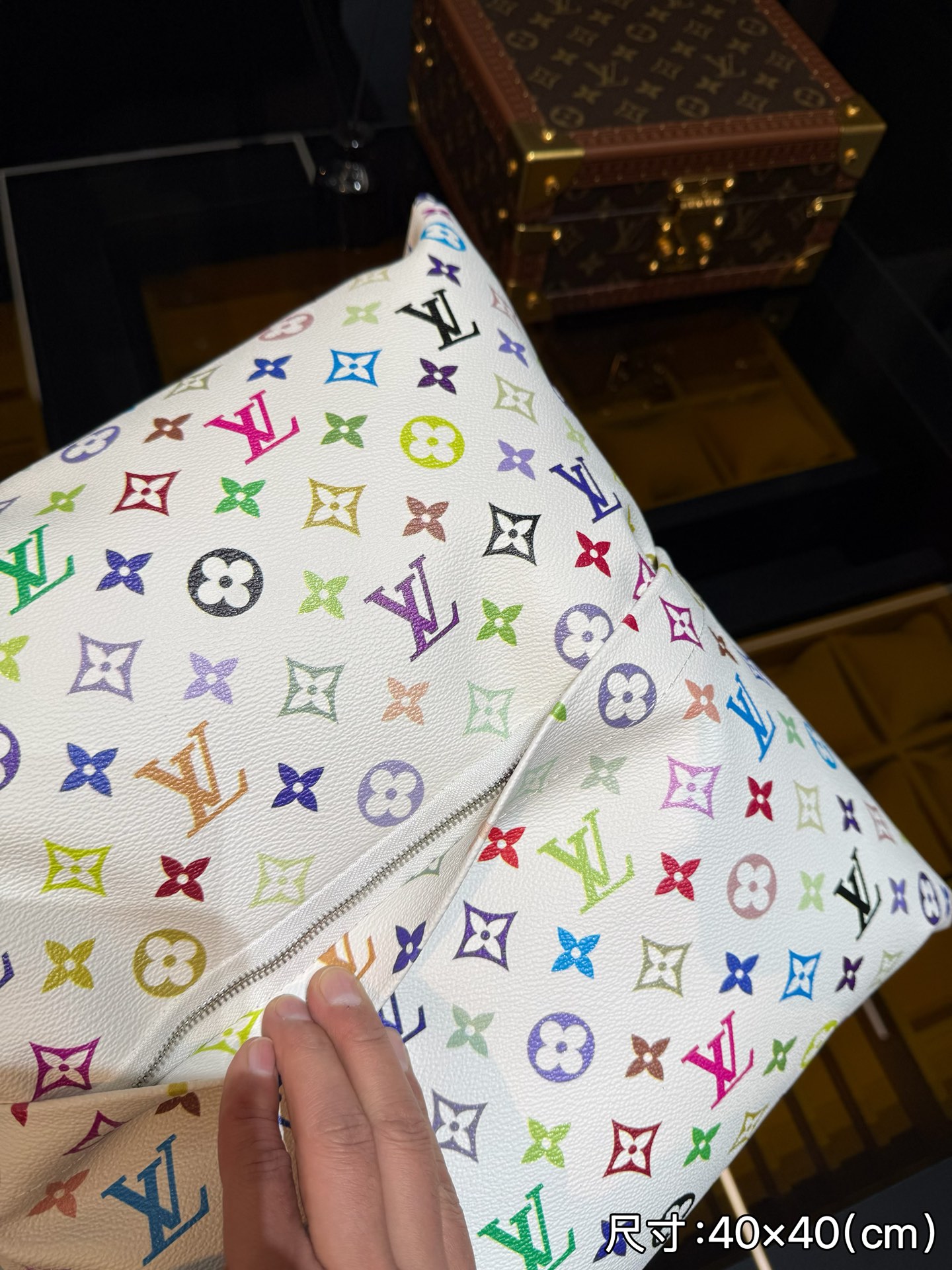 LV限量版抱枕,经典黑花面料,超级实用 可做沙发靠枕,办公室靠枕 床头靠背 汽车护腰,外衬老花拆包皮料,内填充物:防火PP棉(聚酯纤维 7