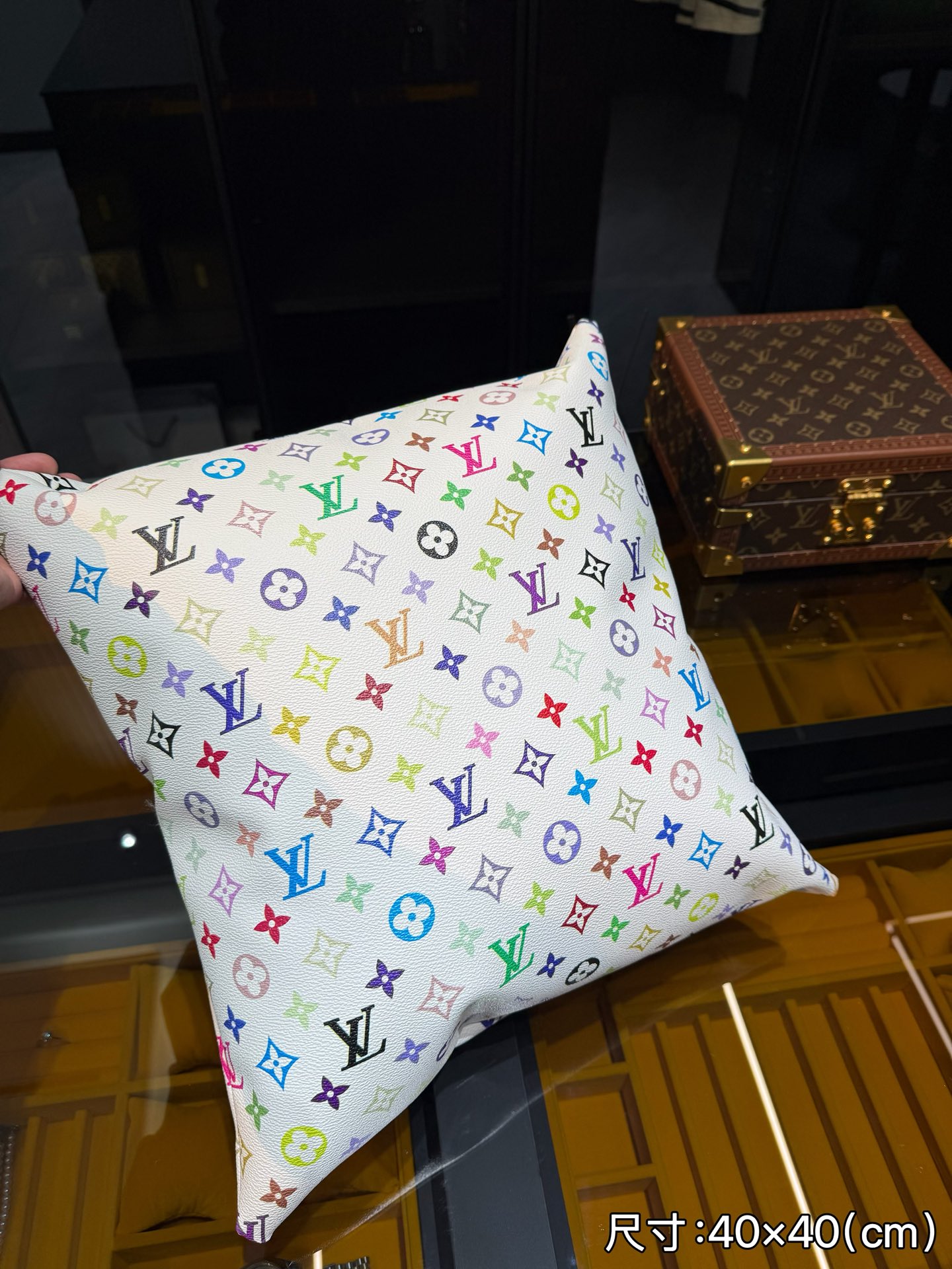 LV限量版抱枕,经典黑花面料,超级实用 可做沙发靠枕,办公室靠枕 床头靠背 汽车护腰,外衬老花拆包皮料,内填充物:防火PP棉(聚酯纤维 5
