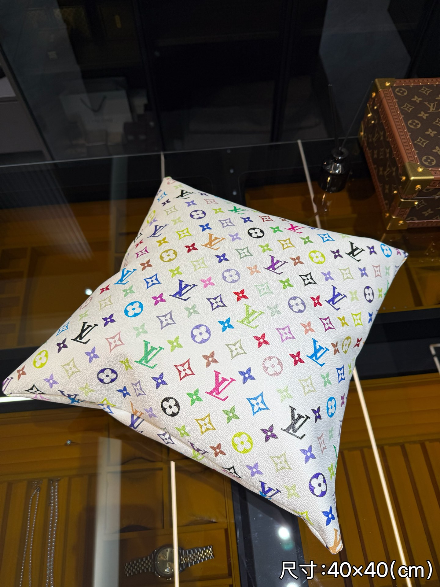 LV限量版抱枕,经典黑花面料,超级实用 可做沙发靠枕,办公室靠枕 床头靠背 汽车护腰,外衬老花拆包皮料,内填充物:防火PP棉(聚酯纤维 4