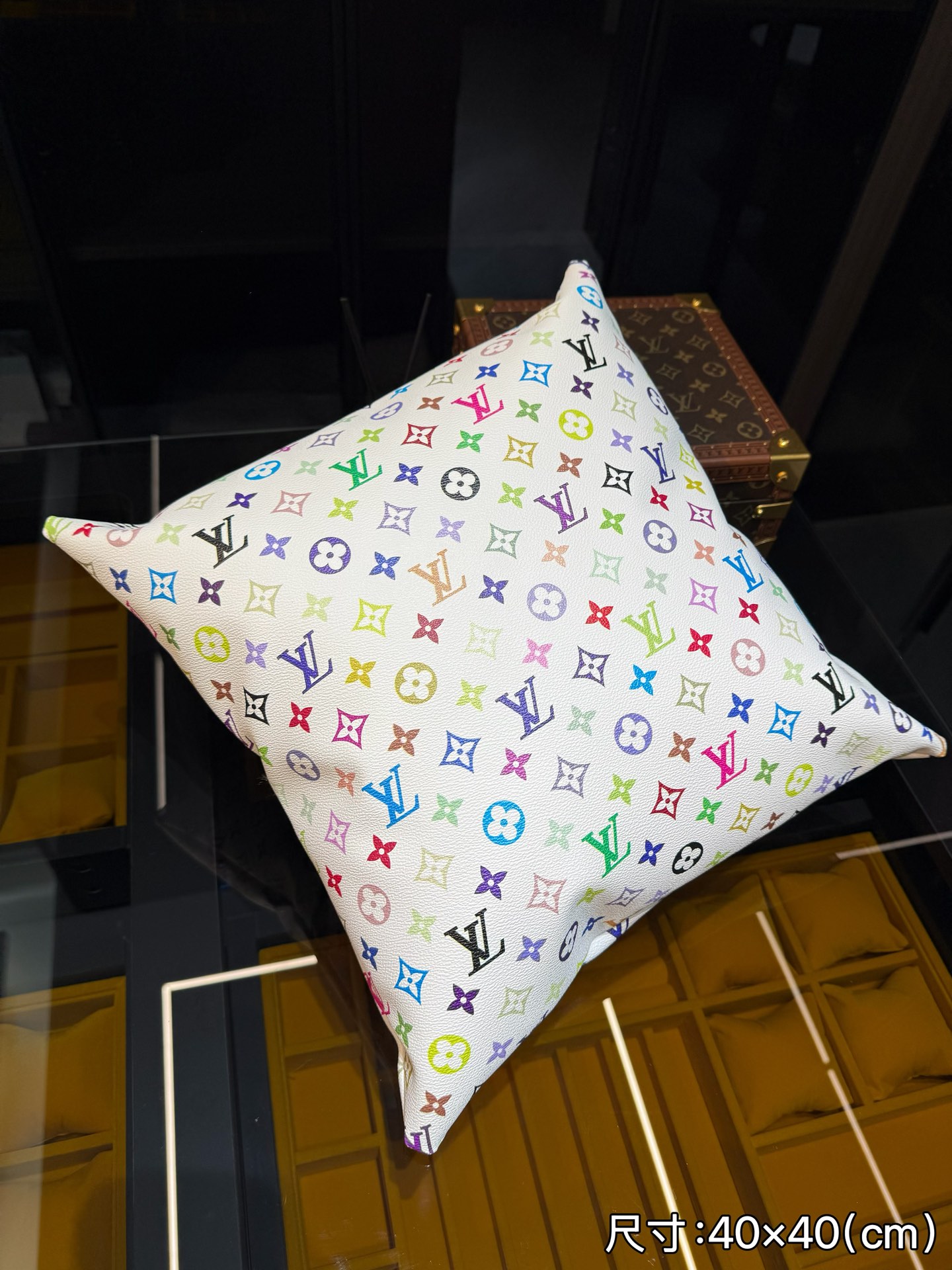 LV限量版抱枕,经典黑花面料,超级实用 可做沙发靠枕,办公室靠枕 床头靠背 汽车护腰,外衬老花拆包皮料,内填充物:防火PP棉(聚酯纤维 2